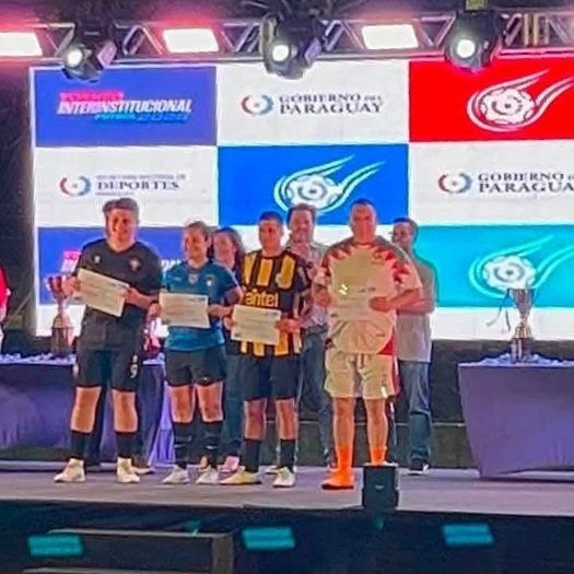 Ejercito_Pyo's tweet photo. 🇵🇾 𝐏𝐀𝐑𝐓𝐈𝐂𝐈𝐏𝐀𝐂𝐈𝐎́𝐍 𝐃𝐄𝐋 𝐄𝐉𝐄́𝐑𝐂𝐈𝐓𝐎 𝐏𝐀𝐑𝐀𝐆𝐔𝐀𝐘𝐎 𝐄𝐍 𝐄𝐋 𝐓𝐎𝐑𝐍𝐄𝐎 𝐈𝐍𝐓𝐄𝐑𝐈𝐍𝐒𝐓𝐈𝐓𝐔𝐂𝐈𝐎𝐍𝐀𝐋 𝐃𝐄 𝐋𝐀 𝐒𝐄𝐂𝐑𝐄𝐓𝐀𝐑𝐈́𝐀 𝐍𝐀𝐂𝐈𝐎𝐍𝐀𝐋 𝐃𝐄 𝐃𝐄𝐏𝐎𝐑𝐓𝐄𝐒

🔶 En el marco del Torneo Interinstitucional de Futsal FIFA organizado por la Secretaría Nacional de Deportes (SND), el equipo del Comando del Ejército obtuvo el Vice campeonato entre todas las instituciones participantes de este torneo, destacándose el Cnel DCEM Benicio Otazú como goleador en la categoría Senior, estos tipos de competencias fortalecen las relaciones interinstitucionales entre entes del Estado Paraguayo.

#EjércitoParaguayo
#ComprometidoConSuPueblo