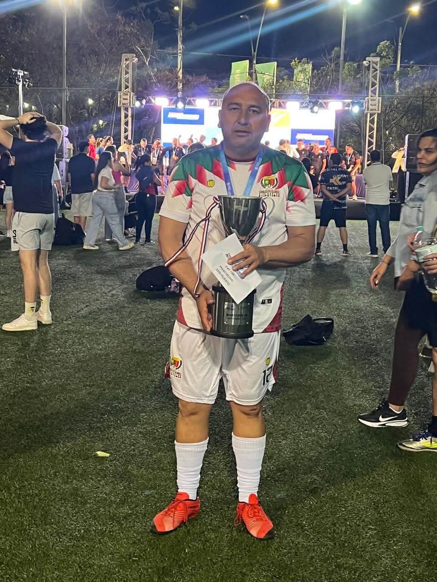 Ejercito_Pyo's tweet photo. 🇵🇾 𝐏𝐀𝐑𝐓𝐈𝐂𝐈𝐏𝐀𝐂𝐈𝐎́𝐍 𝐃𝐄𝐋 𝐄𝐉𝐄́𝐑𝐂𝐈𝐓𝐎 𝐏𝐀𝐑𝐀𝐆𝐔𝐀𝐘𝐎 𝐄𝐍 𝐄𝐋 𝐓𝐎𝐑𝐍𝐄𝐎 𝐈𝐍𝐓𝐄𝐑𝐈𝐍𝐒𝐓𝐈𝐓𝐔𝐂𝐈𝐎𝐍𝐀𝐋 𝐃𝐄 𝐋𝐀 𝐒𝐄𝐂𝐑𝐄𝐓𝐀𝐑𝐈́𝐀 𝐍𝐀𝐂𝐈𝐎𝐍𝐀𝐋 𝐃𝐄 𝐃𝐄𝐏𝐎𝐑𝐓𝐄𝐒

🔶 En el marco del Torneo Interinstitucional de Futsal FIFA organizado por la Secretaría Nacional de Deportes (SND), el equipo del Comando del Ejército obtuvo el Vice campeonato entre todas las instituciones participantes de este torneo, destacándose el Cnel DCEM Benicio Otazú como goleador en la categoría Senior, estos tipos de competencias fortalecen las relaciones interinstitucionales entre entes del Estado Paraguayo.

#EjércitoParaguayo
#ComprometidoConSuPueblo