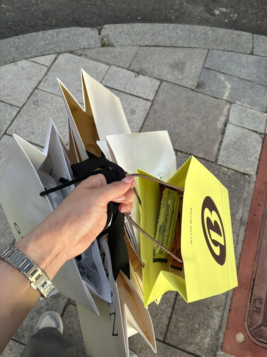 sono_ppppp's tweet photo. 推し活し、よく食べ、そして、爆買い😆 https://t.co/sWzsGGyMBR