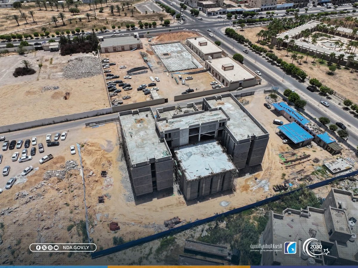 NDA_Libya's tweet photo. #سرت | مدينة سرت تقترب من افتتاح مقر مديرية أمن سرت الجديد.

تتواصل، تحت إشراف الجهاز الوطني للتنمية، أعمال إنشاء مقر مديرية أمن سرت، ضمن مشروع يستهدف إنشاء صرح أمني حديث يواكب النهضة العمرانية التي تشهدها المدينة، ويعزز جاهزية المؤسسة الأمنية لتقديم خدماتها بكفاءة وفق أحدث المعايير الهندسية وبإشراف مباشر من نائب القائد العام الفريق أول ركن صدام خليفة حفتر .

وشهد المشروع تقدمًا ملحوظًا في وتيرة التنفيذ، حيث جرى إنجاز معظم أعمال الهيكل الخرساني للمبنى المكوّن من ثلاثة مستويات، إلى جانب استكمال أعمال الأسقف، فيما تتواصل أعمال بناء الجدران الداخلية والخارجية وتجهيز الواجهات، تمهيدًا للانتقال إلى مراحل التشطيبات النهائية وتركيب الأنظمة الفنية والخدمية.

يتميز المقر الجاري تنفيذه  بتصميم معماري عصري يوفر بيئة عمل متكاملة، تضم مرافق إدارية وخدمية وساحات داخلية، بما يعكس رؤية الجهاز الوطني للتنمية في تنفيذ منشآت حكومية حديثة تلبي متطلبات العمل المؤسسي، وتسهم في دعم الأمن والاستقرار، ضمن رؤية ليبيا 2030.

#الجهاز_الوطني_للتنمية
#تنمية_بناء_مستقبل
#رؤية_ليبيا_2030