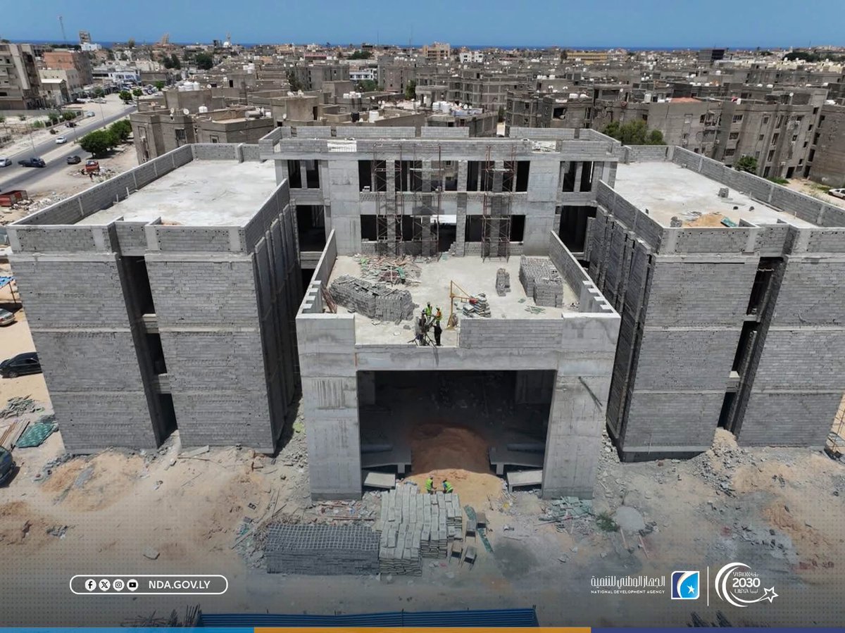 NDA_Libya's tweet photo. #سرت | مدينة سرت تقترب من افتتاح مقر مديرية أمن سرت الجديد.

تتواصل، تحت إشراف الجهاز الوطني للتنمية، أعمال إنشاء مقر مديرية أمن سرت، ضمن مشروع يستهدف إنشاء صرح أمني حديث يواكب النهضة العمرانية التي تشهدها المدينة، ويعزز جاهزية المؤسسة الأمنية لتقديم خدماتها بكفاءة وفق أحدث المعايير الهندسية وبإشراف مباشر من نائب القائد العام الفريق أول ركن صدام خليفة حفتر .

وشهد المشروع تقدمًا ملحوظًا في وتيرة التنفيذ، حيث جرى إنجاز معظم أعمال الهيكل الخرساني للمبنى المكوّن من ثلاثة مستويات، إلى جانب استكمال أعمال الأسقف، فيما تتواصل أعمال بناء الجدران الداخلية والخارجية وتجهيز الواجهات، تمهيدًا للانتقال إلى مراحل التشطيبات النهائية وتركيب الأنظمة الفنية والخدمية.

يتميز المقر الجاري تنفيذه  بتصميم معماري عصري يوفر بيئة عمل متكاملة، تضم مرافق إدارية وخدمية وساحات داخلية، بما يعكس رؤية الجهاز الوطني للتنمية في تنفيذ منشآت حكومية حديثة تلبي متطلبات العمل المؤسسي، وتسهم في دعم الأمن والاستقرار، ضمن رؤية ليبيا 2030.

#الجهاز_الوطني_للتنمية
#تنمية_بناء_مستقبل
#رؤية_ليبيا_2030