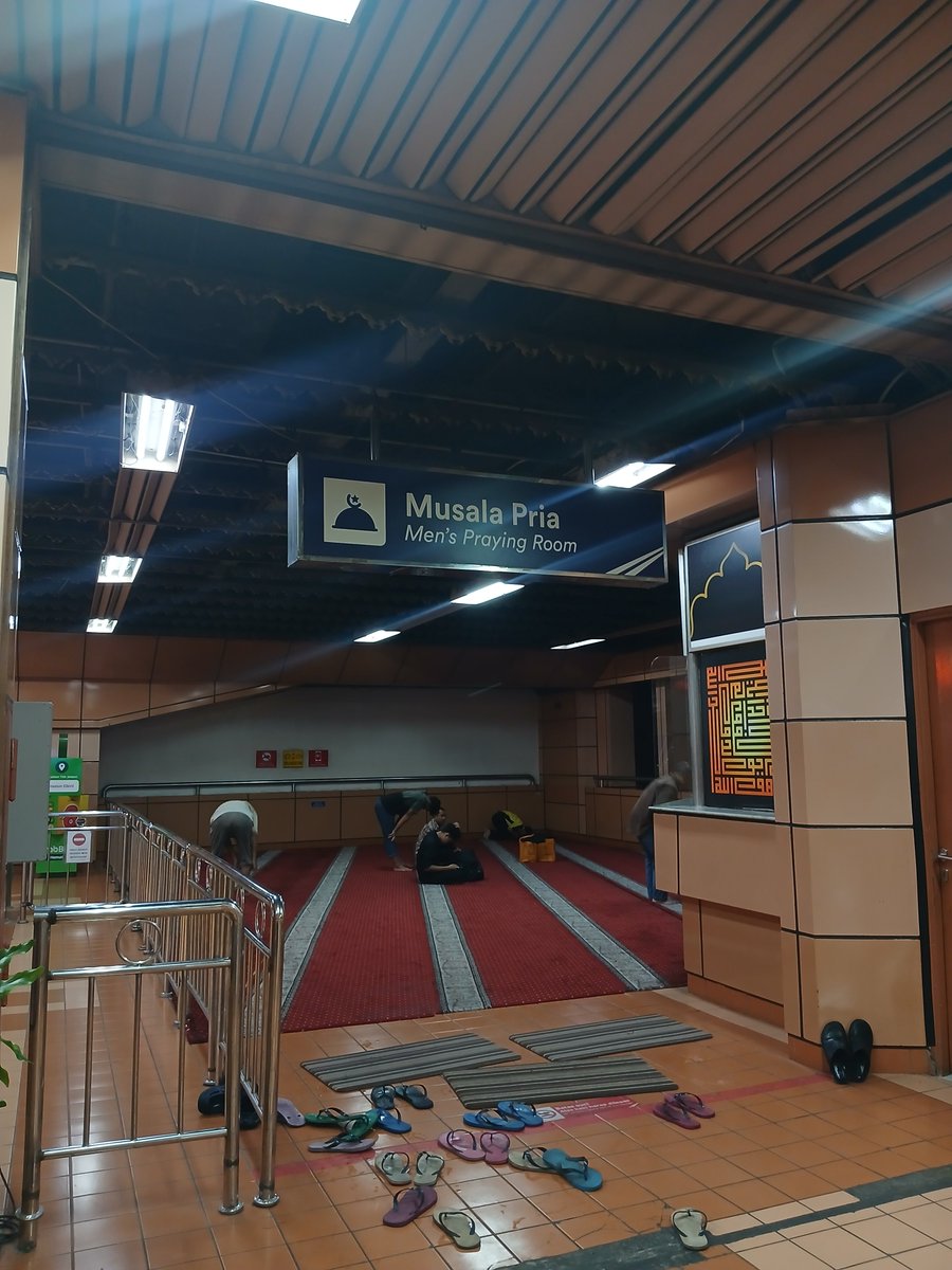 frogman047's tweet photo. Stasiun Cikini, musolanya luas dan nyaman, ada dispenser buat refill air minum https://t.co/iNgK54ldQE