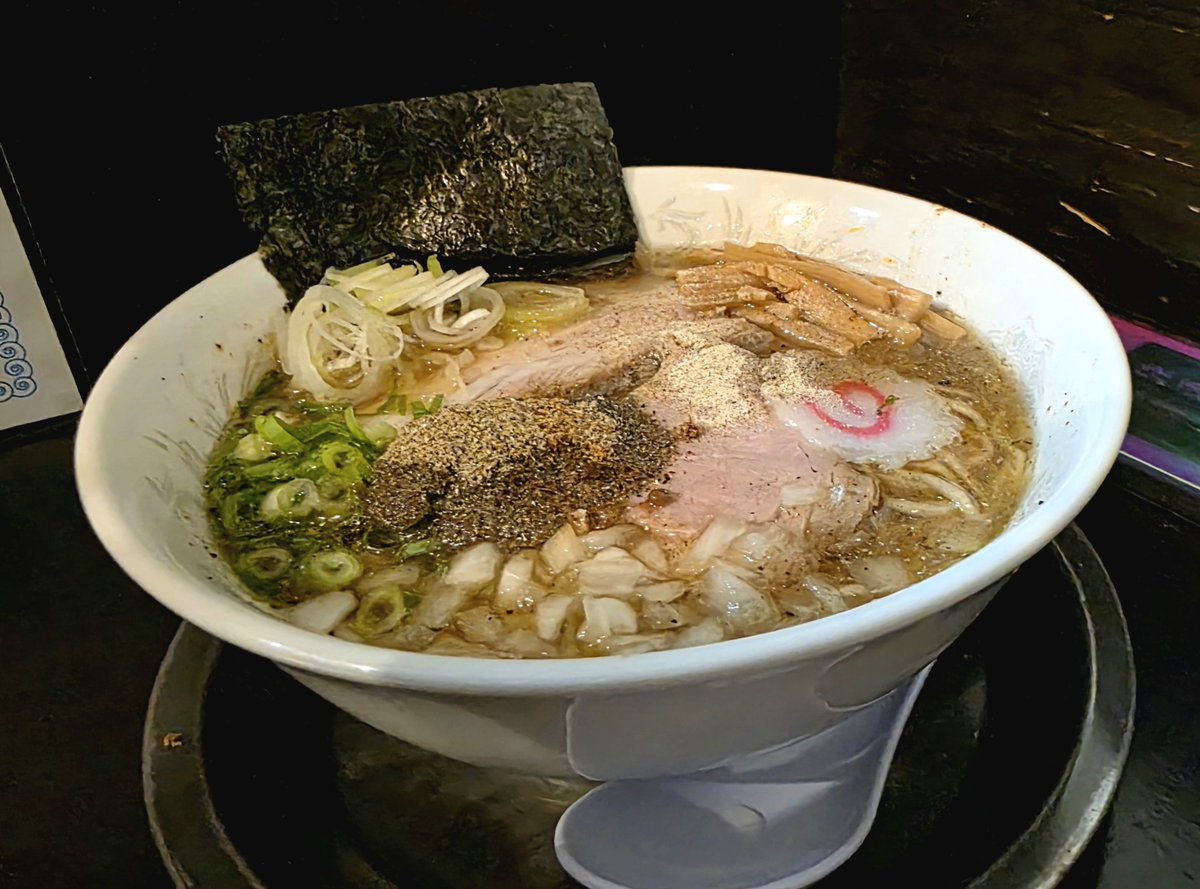 azurbunkabu's tweet photo. 嫁さんとラーメン食べてきました。
沼津港近くの弥栄(いやさか）さん。嫁さんが調べたお店。
自分は魚介豚骨、嫁は煮干しプレミアム
とっても美味しかった！スープも完飲🥰
ただ、ずっと新人店員さんがバカ叱られて美味しさが半減したのが残念😞

#弥栄 #沼津 #ラーメン https://t.co/XYA0yYIkWT