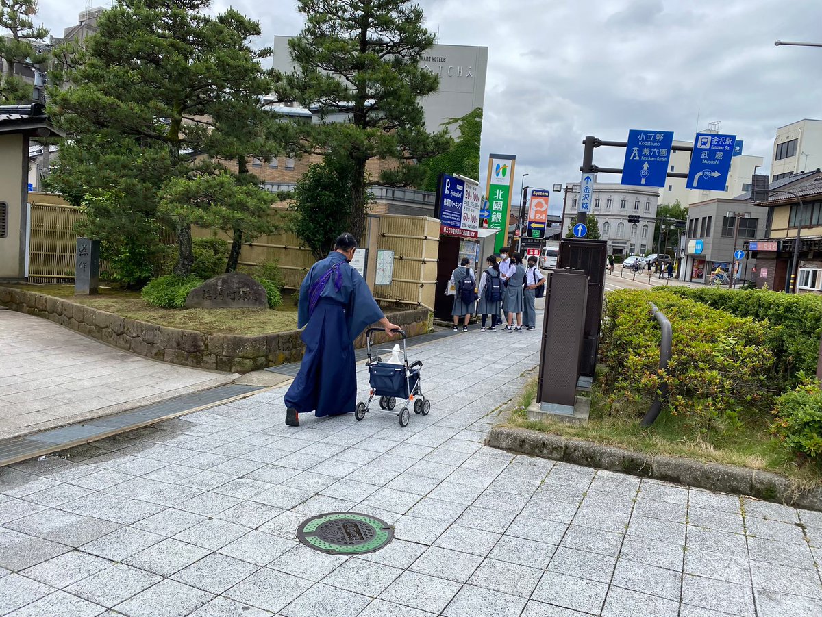 itsukaizukoni's tweet photo. 数年前、金沢でアヒル乗せたカート押してる武士なら見た https://t.co/H8BOZzlWep
