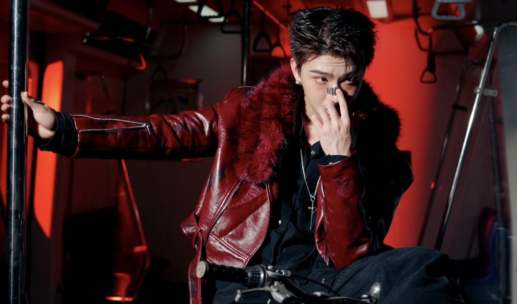 justbluefluer's tweet photo. สีแดงโคตรหล่อ โคตรอันตรายอะพี่ ❤️‍🔥 https://t.co/YRVFXz4SEt