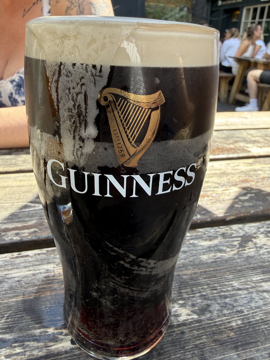 lukeymurphy's tweet photo. @shitlondonguinn at the @GeorgeInn1677 . Lovely pub. Shit Guinness. 🤢🤮@theguinnesseurs https://t.co/fzEmPP42rg