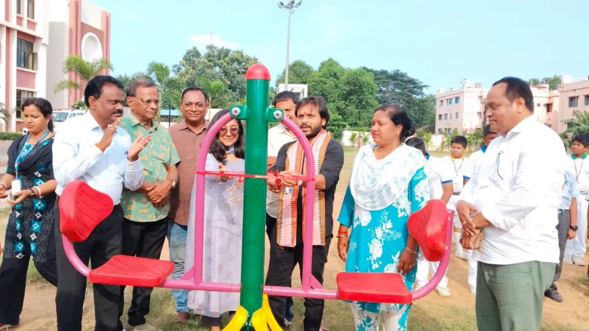 KMCKataka's tweet photo. The inauguration was graced by the Hon’ble MLA, Kataka-Choudwar, KMC Commissioner, the School Principal, School Chairman &amp; the local Corporator, who emphasized the importance of promoting a healthy and active lifestyle through such public amenities. https://t.co/9BFt2Cn6RU