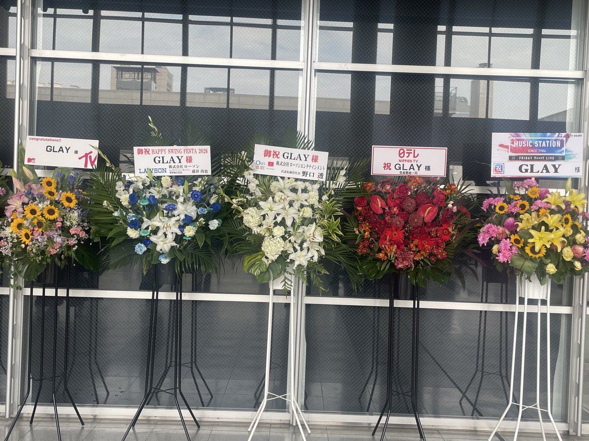 japan_1round's tweet photo. 先程ライブ終わりました👏
今日はメンバーもMCで言及するくらい、とにかく暑かった🥵☀️

でもそれ以上にライブパフォーマンス🎸は熱々で🔥、すごく盛り上がりましたね😆🎶

その中でも本日のBEAUTIFUL DREAMERの映像では、ヴェネチアライブ開催までの軌跡が流れていて、歌詞にもぴったりだし自分自身もヴェネツィアを訪れたので、感動がより深かったです🥹🥹☺️

こりゃWinter,againももう一つMVがあるんだし、今日のビュードリの映像をセカンドMVにするのどうでしょ⁉️ってぐらいのクオリティー高かったですよ✨🤩

その他にもメンバーとファンがセッション🎸🎹🎷���たり、撮影タイム📸があったりとファンサービスも盛りだくさんでした😆

メンバーの皆さん、２日間ありがとうございました🙏☺️
秋からのアリーナツアーも楽しみにしてま〜す👋😚
#GLAY #WLHS4 #幕張メッセ