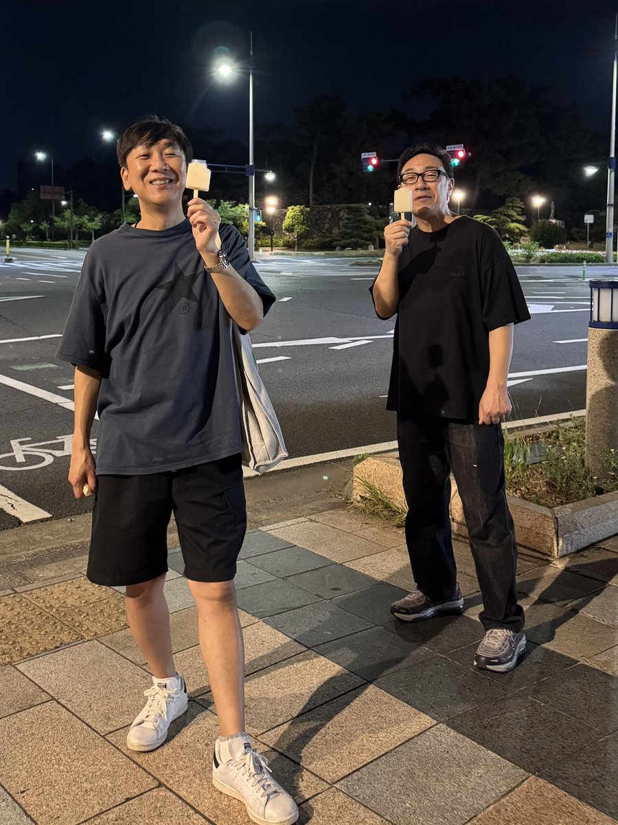 iizuka03's tweet photo. 「満更じゃないから」香川全3公演無事終了ありがとうございました！！
また必ず来ます！昨日高松の夜道で食べたガリガリ君梨味最高でした！ https://t.co/n5l4AJzsHQ
