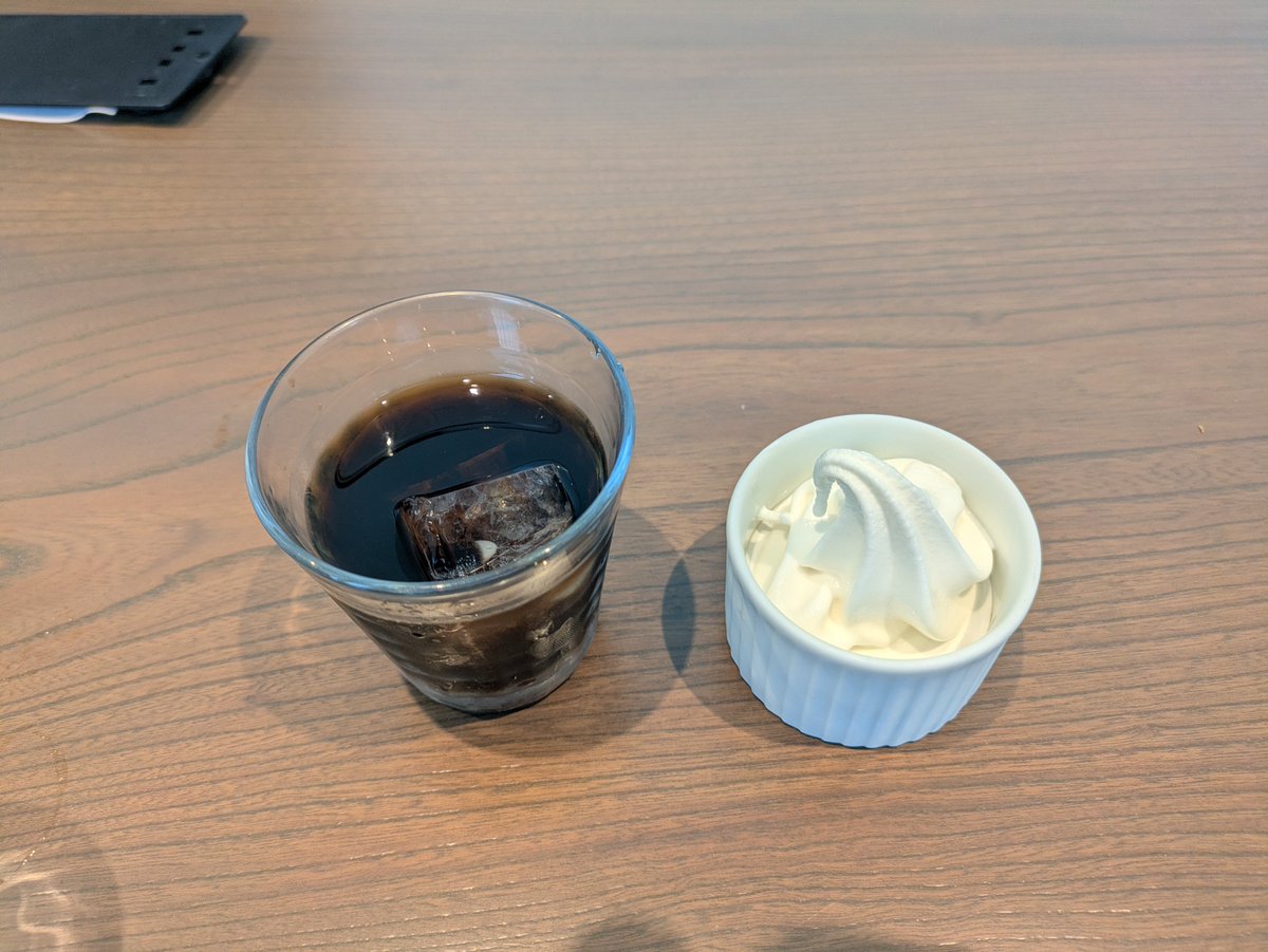 hachirockeys's tweet photo. 今日は都城方面をツーリング
水冷式ベストを使った感想は猛暑なんで冷え冷えとはならないけど、あれば少し快適
冷凍ペットボトルは1時間位しかもたないので、せっかくツーリング行ったのに立ち寄るところがペットボトル買うためにほぼコンビニになりますね
#FLHTCU
#KK926
#森の駅NATSUO https://t.co/9gW1dVFerV