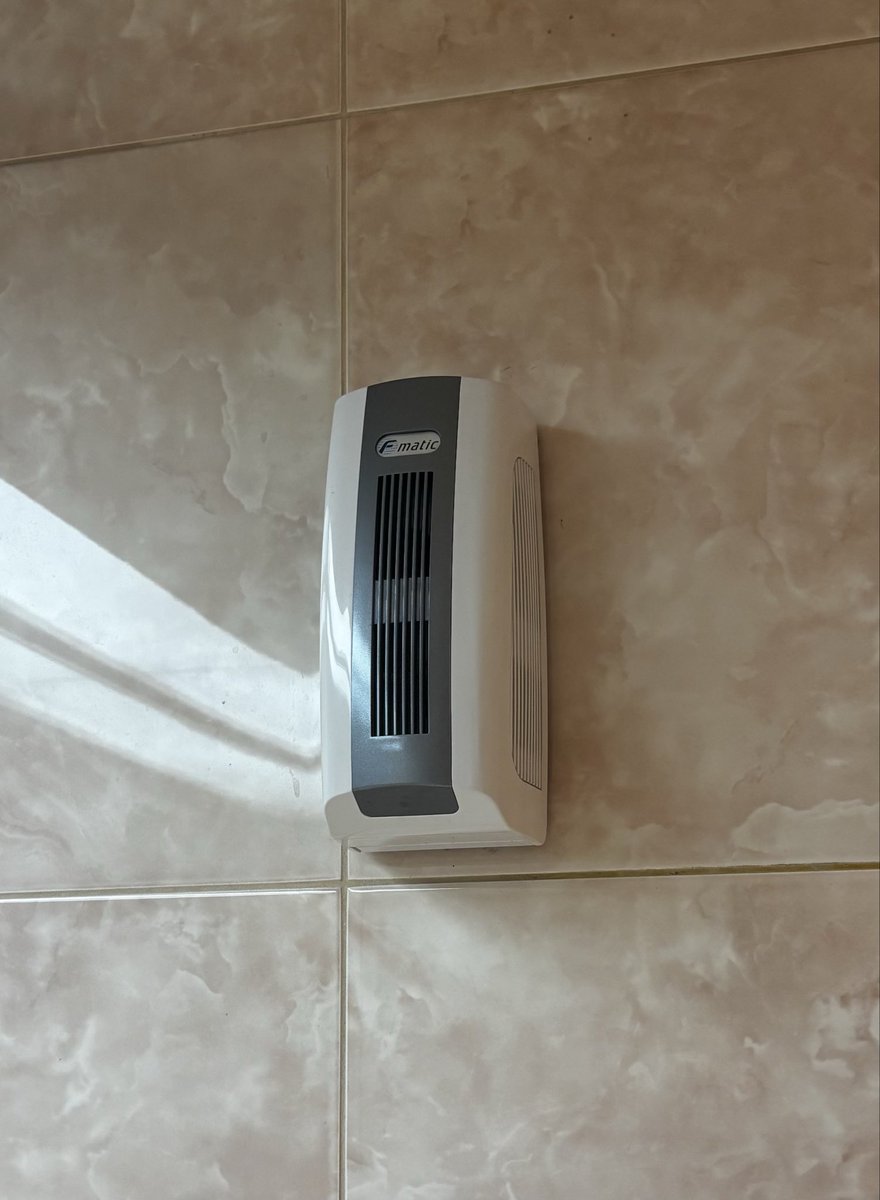 mo_fumo_fumo's tweet photo. 羽田空港のトイレ、カルミック又はコレが付いてた。おかげでトイレが気持ち悪いニオイだった。

羽田空港はトイレも含め「世界で最も清潔な空港」と評価されてる。トイレはいつもピカピカで綺麗。尿や便やゴミ等落ちてない。安っぽい芳香剤臭を漂わせることにより品位を下げてる。こんな物付けないで！ https://t.co/ZmjdNLhSsh