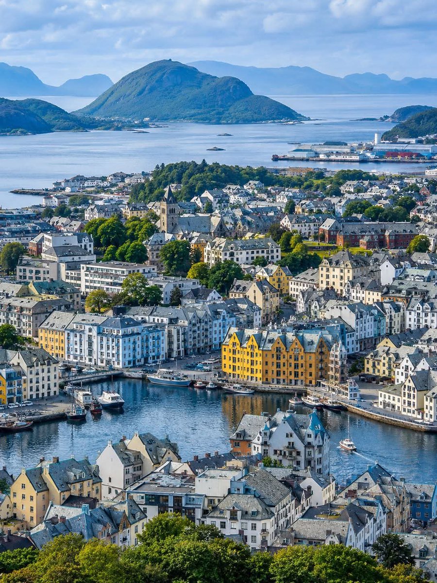 NatureRoot88's tweet photo. Ålesund, Norway 🇧🇻 https://t.co/aMLI7kxKdh
