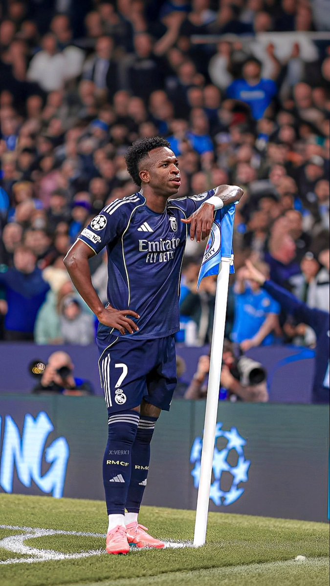 RMCF_berry's tweet photo. This Vini contract renewal saga is giving me headache🥲.
Do I think he deserves a better contract? Yes (he's already our club legend)
If he leaves I'll be mad at him
If the club let's him leave I'll be mad at the club🥲 https://t.co/J97MeNUpsK