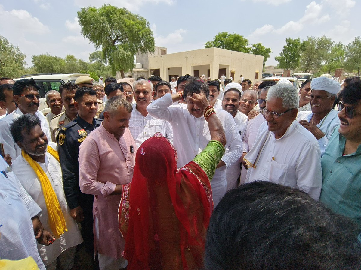 bishnoikuldeep's tweet photo. 2. राजस्थान दौरे के दौरान आज बज्जू मंडी, बीकानेर एवं आसपास के क्षेत्रों में आत्मीय जनसंपर्क और स्नेहिल स्वागत का सौभाग्य प्राप्त हुआ।

बज्जू मंडी में श्री भगीरथ तेतरवाल जी के प्रतिष्ठान पर जलपान किया। इसके उपरांत अनाज मंडी व्यापारी संघ द्वारा आयोजित जलपान कार्यक्रम में सम्म��लित हुआ। श्री सीताराम जी, श्री सुभाष जी एवं श्री सुभाष मांझू जी की ढाणी पर आयोजित आत्मीय जलपान कार्यक्रम में सहभागिता की। वरिष्ठ नेता श्री हुकमा राम बिश्नोई जी के निवास पर भी स्नेहिल आतिथ्य का लाभ मिला।

बीकानेर में श्री रामस्वरूप धायल जी की बीकानेर बाइट्स भुजिया फैक्ट्री के उद्घाटन का सौभाग्य प्राप्त हुआ। तत्पश्चात खजांची मार्केट में श्री मृदुल खजांची जी के प्रतिष्ठान पर व्यापारियों द्वारा आयोजित भव्य स्वागत समारोह में शामिल हुआ। इसके अतिरिक्त विभिन्न स्थानों पर आयोजित जलपान कार्यक्रमों एवं स्वागत समारोहों में उपस्थित होकर सभी का स्नेह और अपनापन प्राप्त किया।

राजस्थान की पुण्यभूमि के सम्मानित नागरिकों द्वारा मिले अपार प्रेम, आत्मीय स्वागत और सम्मान के लिए मैं हृदय से सदैव ऋणी एवं आभारी रहूँगा।
इस अवसर पर विधायक श्री रणधीर पनिहार जी, श्री मनीराम जी, श्री शिवराज जी, श्री सुभाष खारा जी, श्री रामगोपाल जी, श्री अशोक धारणिया जी, श्री जितेन्द्र धारणिया जी, श्री राजाराम ��ादू (सरपंच) जी, श्री जयसुख सिगड़ जी, श्री रामकुमार भादू जी एवं श्री गणपत सिगड़ जी का सान्निध्य रहा।