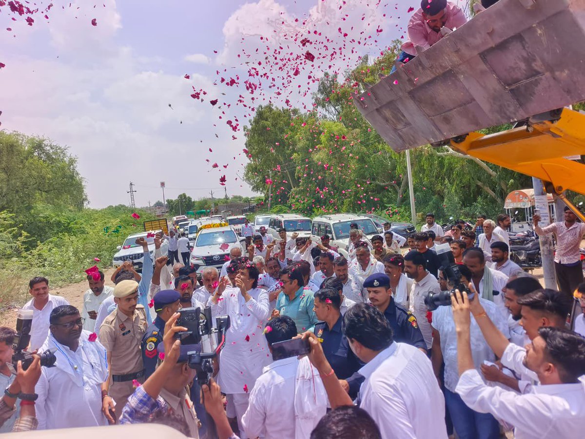 bishnoikuldeep's tweet photo. 2. राजस्थान दौरे के दौरान आज बज्जू मंडी, बीकानेर एवं आसपास के क्षेत्रों में आत्मीय जनसंपर्क और स्नेहिल स्वागत का सौभाग्य प्राप्त हुआ।

बज्जू मंडी में श्री भगीरथ तेतरवाल जी के प्रतिष्ठान पर जलपान किया। इसके उपरांत अनाज मंडी व्यापारी संघ द्वारा आयोजित जलपान कार्यक्रम में सम्म��लित हुआ। श्री सीताराम जी, श्री सुभाष जी एवं श्री सुभाष मांझू जी की ढाणी पर आयोजित आत्मीय जलपान कार्यक्रम में सहभागिता की। वरिष्ठ नेता श्री हुकमा राम बिश्नोई जी के निवास पर भी स्नेहिल आतिथ्य का लाभ मिला।

बीकानेर में श्री रामस्वरूप धायल जी की बीकानेर बाइट्स भुजिया फैक्ट्री के उद्घाटन का सौभाग्य प्राप्त हुआ। तत्पश्चात खजांची मार्केट में श्री मृदुल खजांची जी के प्रतिष्ठान पर व्यापारियों द्वारा आयोजित भव्य स्वागत समारोह में शामिल हुआ। इसके अतिरिक्त विभिन्न स्थानों पर आयोजित जलपान कार्यक्रमों एवं स्वागत समारोहों में उपस्थित होकर सभी का स्नेह और अपनापन प्राप्त किया।

राजस्थान की पुण्यभूमि के सम्मानित नागरिकों द्वारा मिले अपार प्रेम, आत्मीय स्वागत और सम्मान के लिए मैं हृदय से सदैव ऋणी एवं आभारी रहूँगा।
इस अवसर पर विधायक श्री रणधीर पनिहार जी, श्री मनीराम जी, श्री शिवराज जी, श्री सुभाष खारा जी, श्री रामगोपाल जी, श्री अशोक धारणिया जी, श्री जितेन्द्र धारणिया जी, श्री राजाराम ��ादू (सरपंच) जी, श्री जयसुख सिगड़ जी, श्री रामकुमार भादू जी एवं श्री गणपत सिगड़ जी का सान्निध्य रहा।