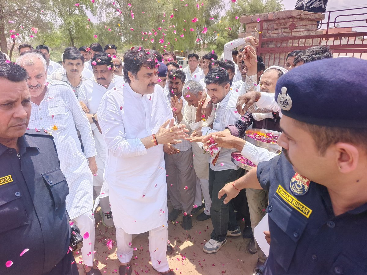 bishnoikuldeep's tweet photo. 2. राजस्थान दौरे के दौरान आज बज्जू मंडी, बीकानेर एवं आसपास के क्षेत्रों में आत्मीय जनसंपर्क और स्नेहिल स्वागत का सौभाग्य प्राप्त हुआ।

बज्जू मंडी में श्री भगीरथ तेतरवाल जी के प्रतिष्ठान पर जलपान किया। इसके उपरांत अनाज मंडी व्यापारी संघ द्वारा आयोजित जलपान कार्यक्रम में सम्म��लित हुआ। श्री सीताराम जी, श्री सुभाष जी एवं श्री सुभाष मांझू जी की ढाणी पर आयोजित आत्मीय जलपान कार्यक्रम में सहभागिता की। वरिष्ठ नेता श्री हुकमा राम बिश्नोई जी के निवास पर भी स्नेहिल आतिथ्य का लाभ मिला।

बीकानेर में श्री रामस्वरूप धायल जी की बीकानेर बाइट्स भुजिया फैक्ट्री के उद्घाटन का सौभाग्य प्राप्त हुआ। तत्पश्चात खजांची मार्केट में श्री मृदुल खजांची जी के प्रतिष्ठान पर व्यापारियों द्वारा आयोजित भव्य स्वागत समारोह में शामिल हुआ। इसके अतिरिक्त विभिन्न स्थानों पर आयोजित जलपान कार्यक्रमों एवं स्वागत समारोहों में उपस्थित होकर सभी का स्नेह और अपनापन प्राप्त किया।

राजस्थान की पुण्यभूमि के सम्मानित नागरिकों द्वारा मिले अपार प्रेम, आत्मीय स्वागत और सम्मान के लिए मैं हृदय से सदैव ऋणी एवं आभारी रहूँगा।
इस अवसर पर विधायक श्री रणधीर पनिहार जी, श्री मनीराम जी, श्री शिवराज जी, श्री सुभाष खारा जी, श्री रामगोपाल जी, श्री अशोक धारणिया जी, श्री जितेन्द्र धारणिया जी, श्री राजाराम ��ादू (सरपंच) जी, श्री जयसुख सिगड़ जी, श्री रामकुमार भादू जी एवं श्री गणपत सिगड़ जी का सान्निध्य रहा।