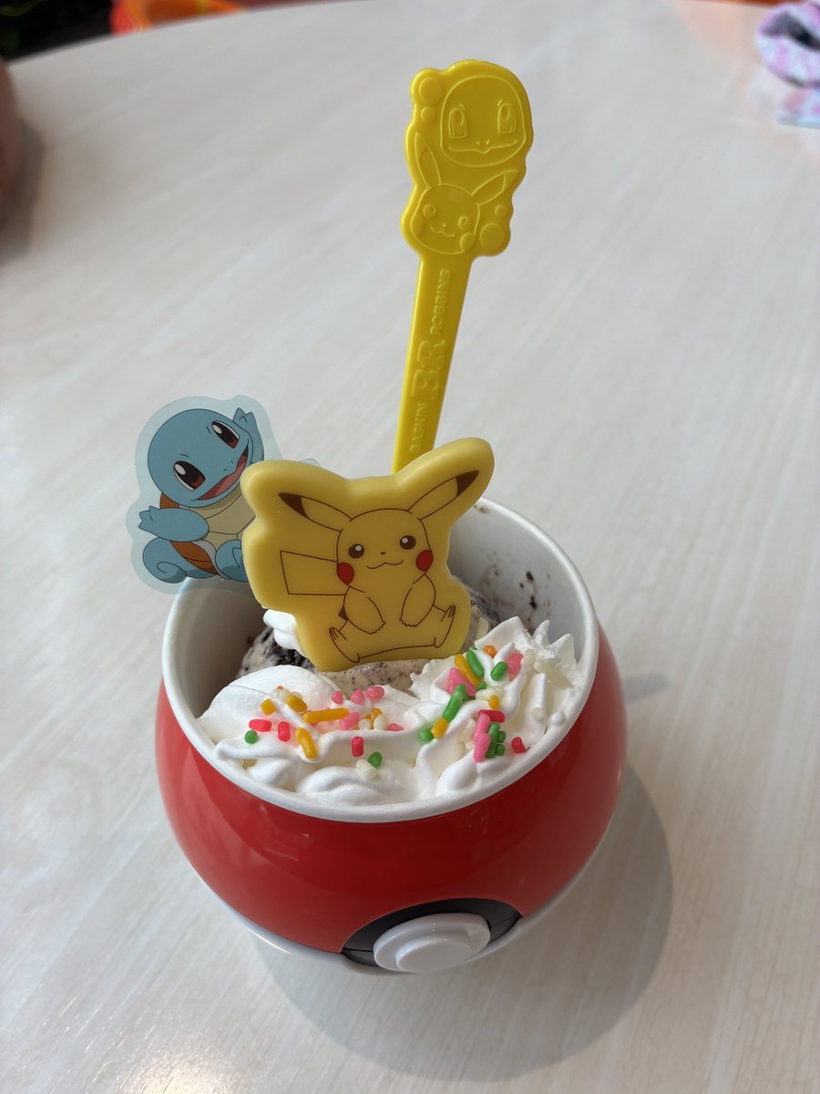 mugimugi716's tweet photo. 31のポケモンコラボのサンデー食べた！
入れ物欲しさに行ったけど、夏休み、暑い、イオンで30分くらい並んだ。
店員さんすごい頑張ってた。
モンボの入れ物可愛い😍 https://t.co/QYXgkUveBw