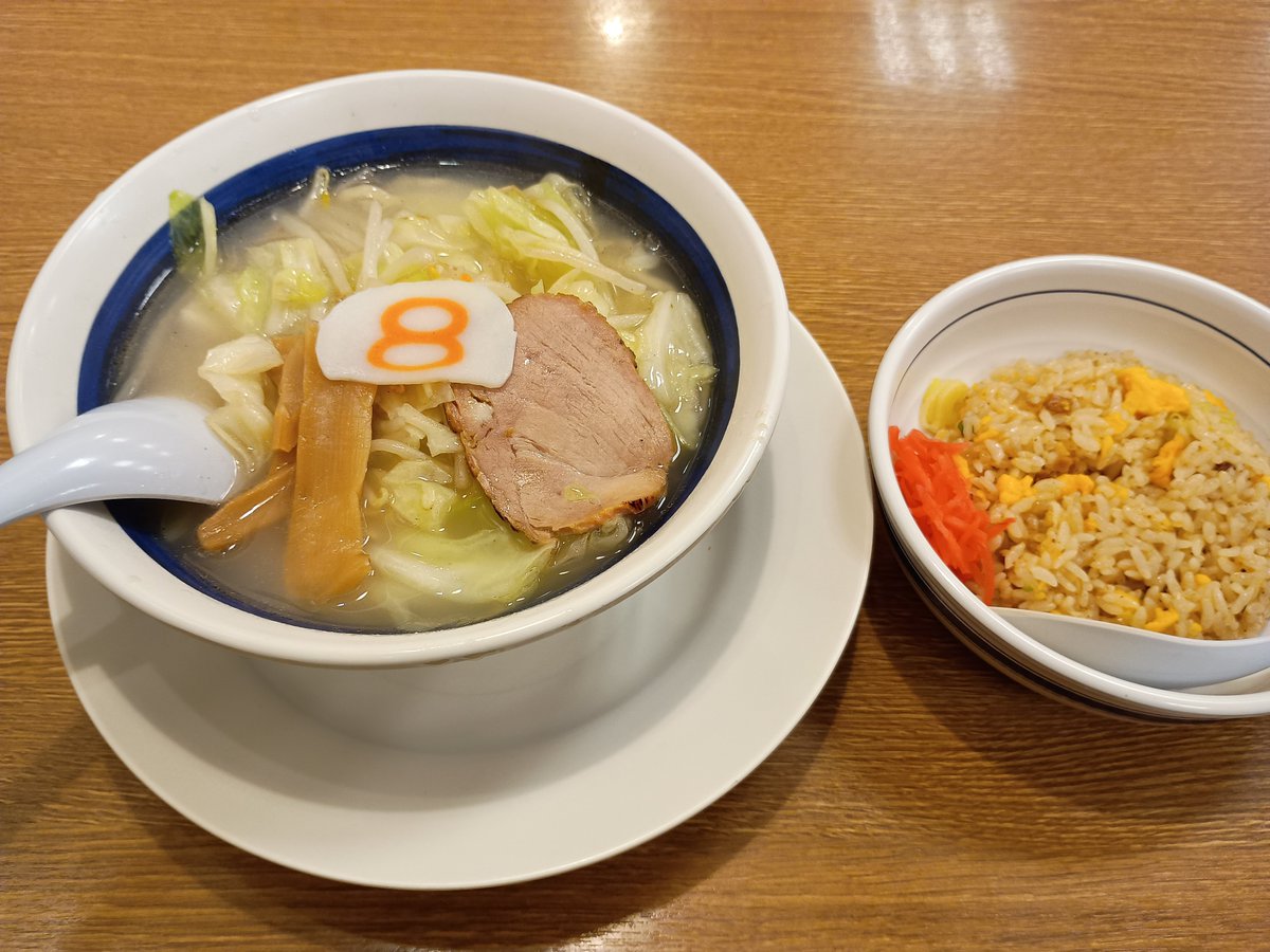 moaP's tweet photo. ずっとこの話読んでから8番ラーメン食べたかったので念願の8番ラーメン🍜

ねこぐち先生オススメのラーメン＆チャーハンセットだよー😺

「天野めぐみはスキだらけ！」が面白い！　40. 第39話 ポロッと…　#サンデーうぇぶり https://t.co/XUnWUa3Pvz https://t.co/9UgAdkg9lj
