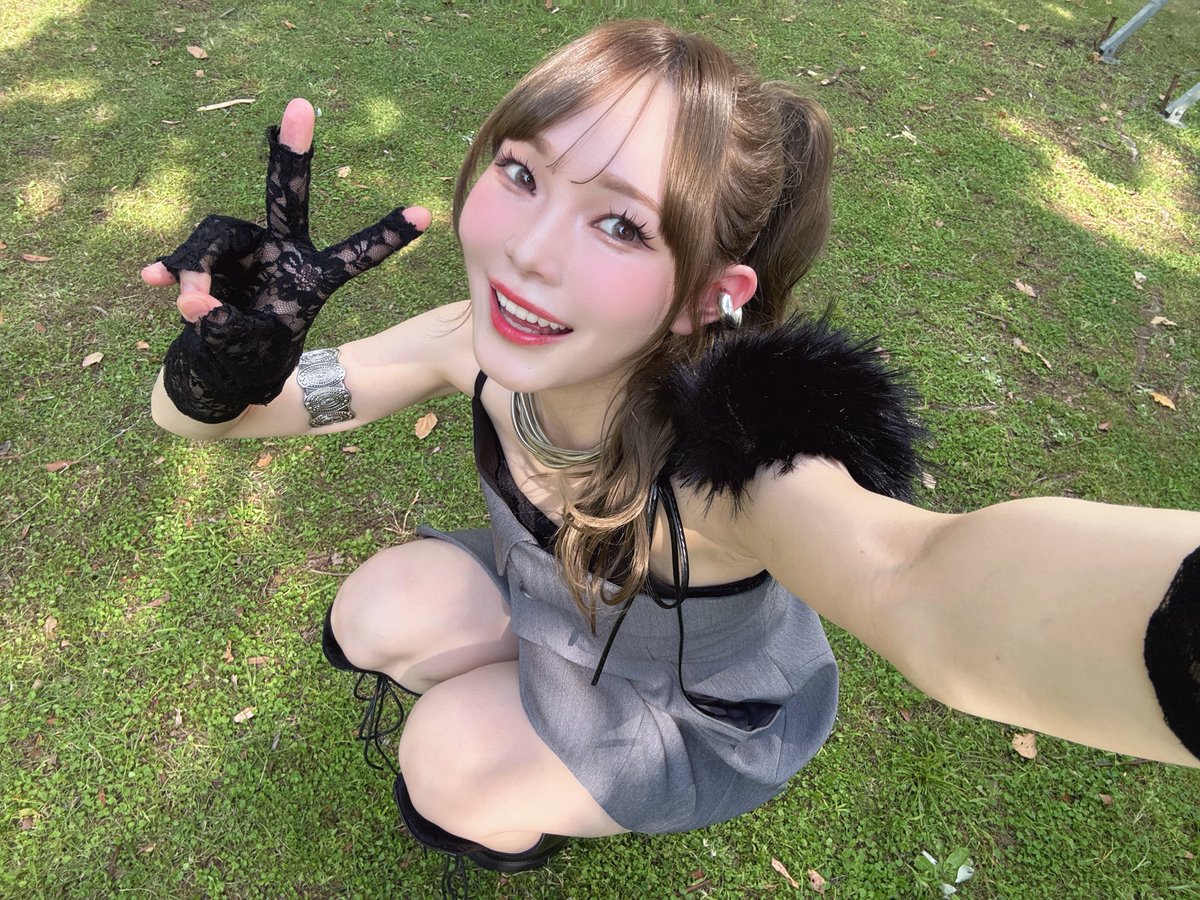 __pianeko's tweet photo. 肩に猫ちゃん飼ってる新衣装です🐈‍⬛🩶🎹

#TIF2026 シーオンの夏きたあ

青春できるTIFだーいすきっ！
汗だくで会いにきてくれる
皆のこともだーいすきっ！愛だね

新衣装かわい？明日も会えますか👂🏻 https://t.co/P6cny6N4tR