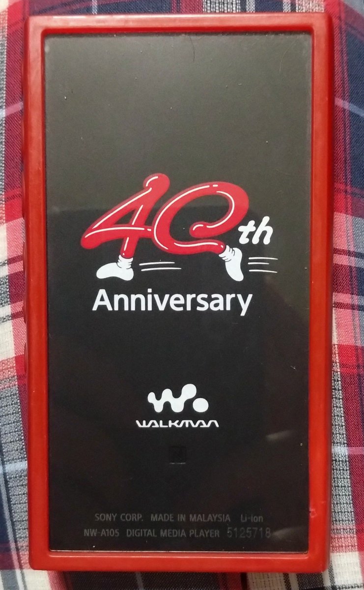 StubbledBun's tweet photo. 既出画像の再掲
40周年のスペシャルパッケージに一目惚れで購入
40のロゴの色に合わせて、NW-A100用の赤のガラスケースも買ったんだよね
#このポストを見た人は今使っているウォークマンを晒す https://t.co/fuFP8t0a5n