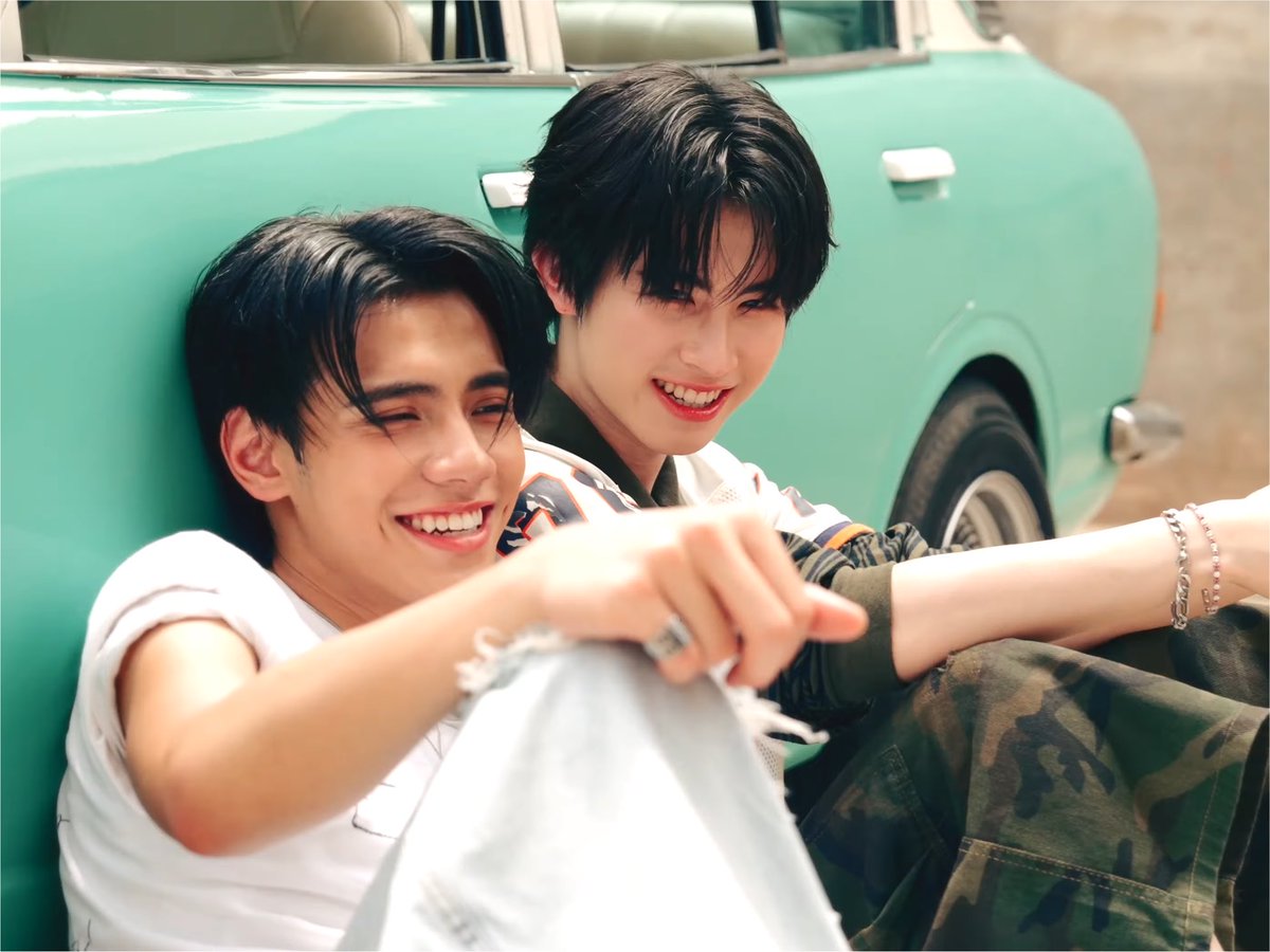 acho0mi's tweet photo. โกลเด้นกับแมวขาว https://t.co/CHfY3i9waW