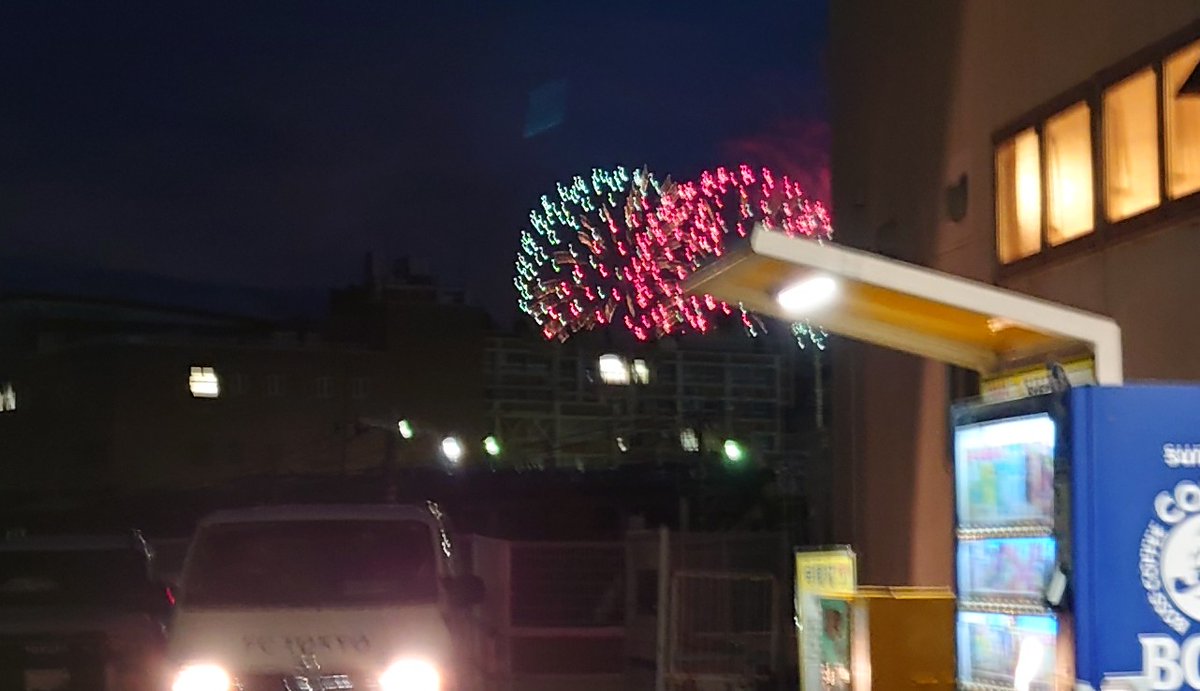 wks_mdr's tweet photo. 先週遭遇した夏祭り(花火付き)と、遠目から見る夢の国
ちなみにこの合間にウニの行脚埋めしたし、地元に戻ってから1時間ぐらいウニした https://t.co/pWTuYc4aDr