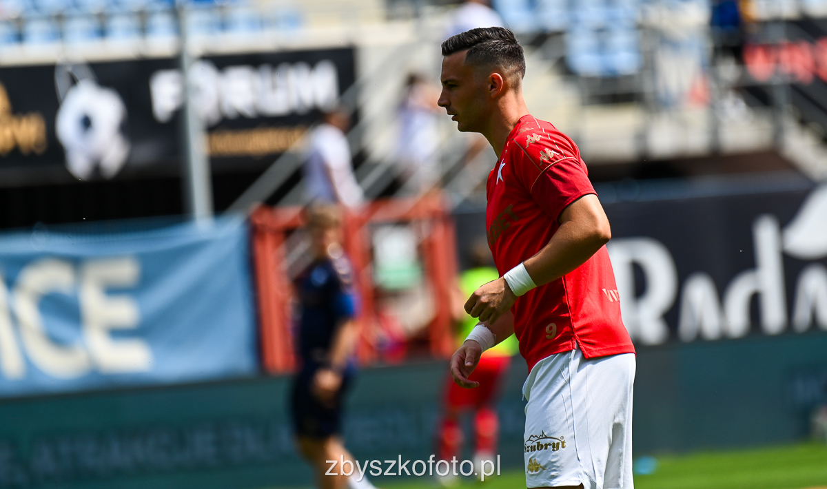 Zbyszko666's tweet photo. Zdecydowanie dzisiaj trzeba się schładzać, nie tylko na murawie, ale także na trybunach. #PIAWIS #Wisła #Piast #murawa #Ekstraklasa https://t.co/UiZEE6ybfH