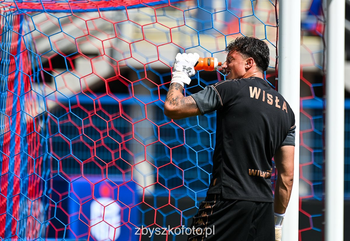 Zbyszko666's tweet photo. Zdecydowanie dzisiaj trzeba się schładzać, nie tylko na murawie, ale także na trybunach. #PIAWIS #Wisła #Piast #murawa #Ekstraklasa https://t.co/UiZEE6ybfH