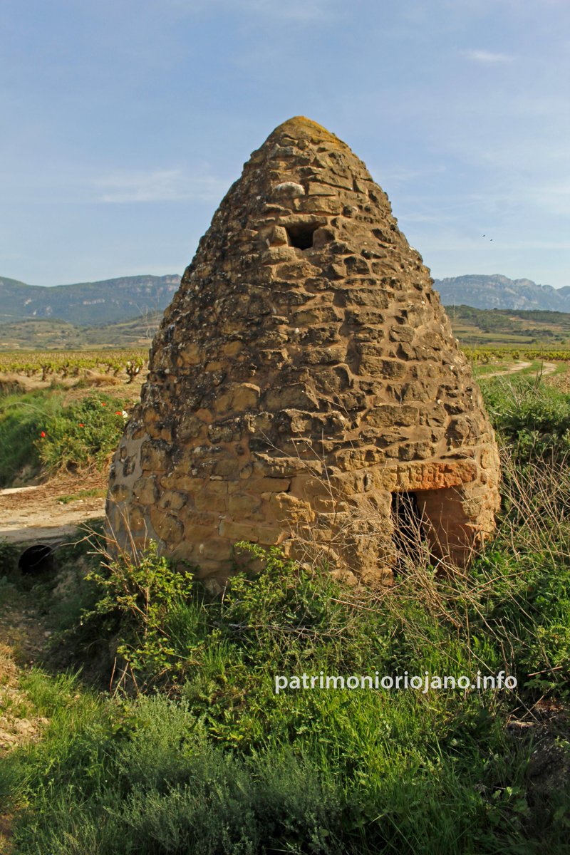 PatrimonioRioja's tweet photo. 145 años vigilando las viñas y contemplando paisajes.
Chozo de Centenales, en Ábalos, cuyo dintel lo data de 1881.
Chozos y guardaviñas, arquitectura menor rural en el paisaje del viñedo de Rioja.
#Chozos #Guardaviñas #PaisajesCulturales #RiojaAlta #PaisajeDelViñedoDeRioja https://t.co/0wmCoqMrOY