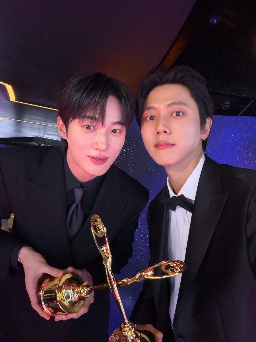 pompompudingggg's tweet photo. ウジェヒョンインスタ😢😢😢

"20代の若かった頃に出会い、歳月があっという間に過ぎ、このような大きな授賞式で肩を並べて受賞することになった、一緒に苦労してきたウソク" https://t.co/sgjWr6Hyw8