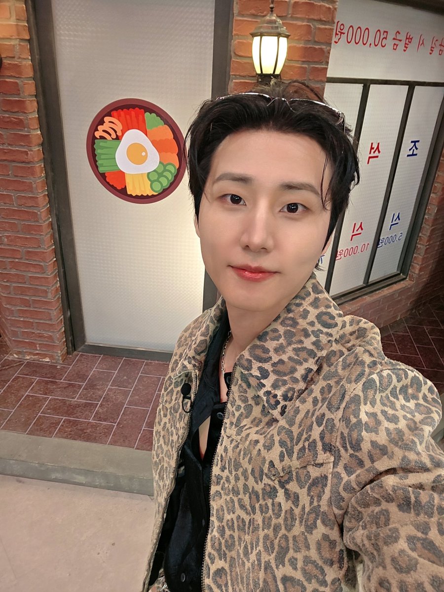 day6official's tweet photo. [ #DAY6_BEHIND ]

Hey My Day 〰️
딴 데 눈 돌리지 마 👀❤️

#DAY6 #데이식스
#YoungK #영케이
#tvN #놀라운토요일 https://t.co/5kNSmii8o9