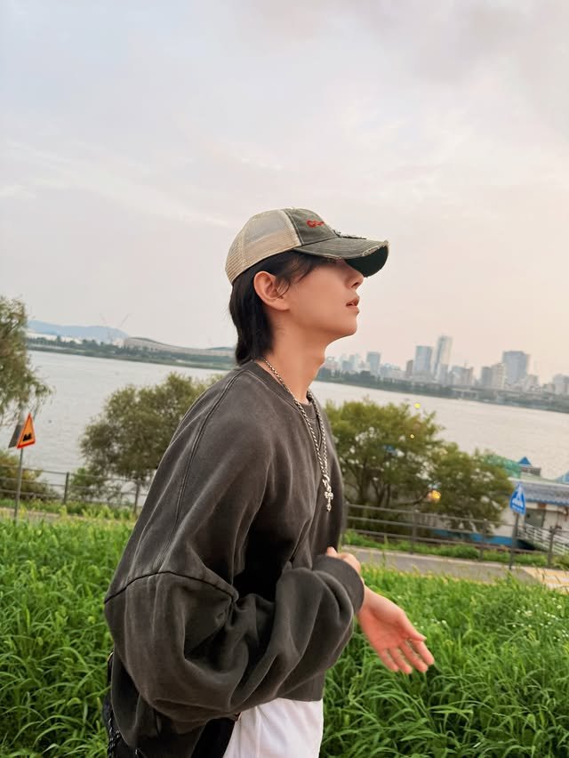 updatingsvt's tweet photo. [INSTAGRAM] 260801 JOSHUA

🦌: Lost in the sunset 🌅

#JOSHUA #조슈아 https://t.co/VQIl46ZoPo
