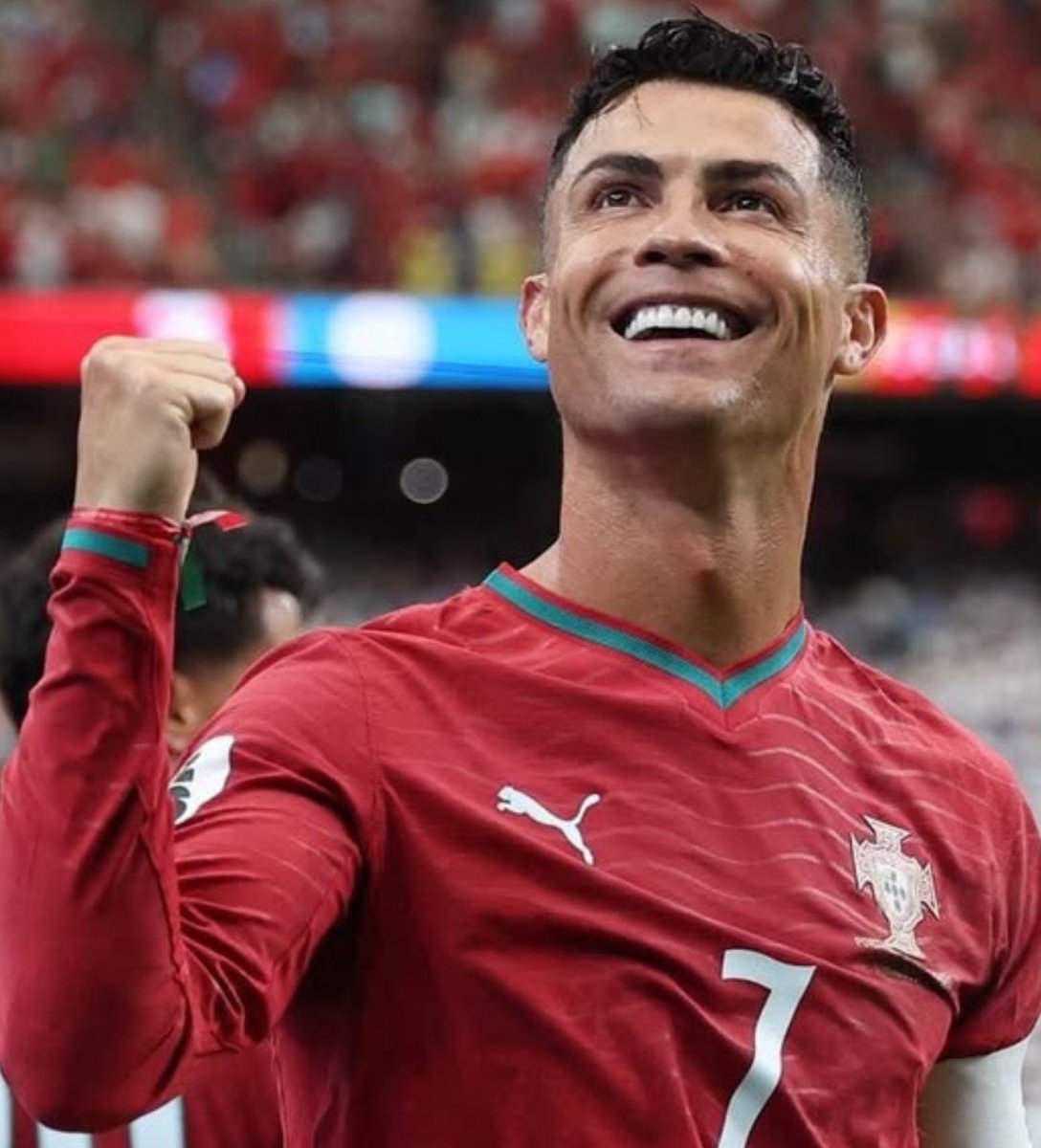 Crownsjuge's tweet photo. 🚨🎙️ Reporter: You were included in Argentina's preliminary squad. How did you feel after being left out of the final 26-man squad selected by coach Lionel Scaloni?

🗣️ Garnacho: I put God first in everything I do. The only reason I wasn't able to participate in the World Cup, according to what the coach said, was that I can't be an Argentina player and have Cristiano Ronaldo as my idol. That was their only problem.

I reached out to Cristiano and explained everything to him. He told me not to let it bother me. I never grew up being inspired by Messi. Every step I take in football, Cristiano has been behind it. He's my idol and my biggest inspiration.