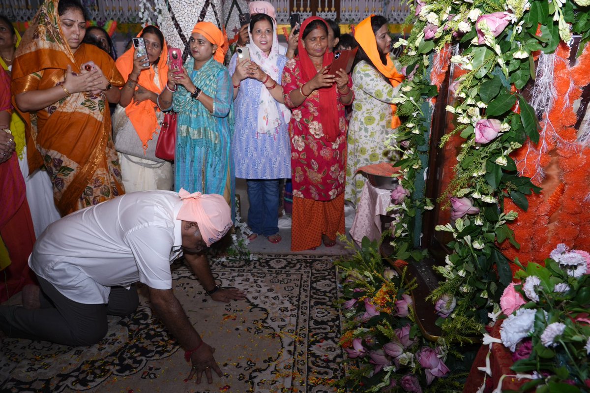 SamikBJP's tweet photo. ভারতীয় ভক্তি আন্দোলনের অন্যতম শ্রেষ্ঠ সাধক, সন্ত শিরোমণি রবিদাস আজও সাম্য, মানবতা ও সামাজিক ন্যায়ের এক অনন্য প্রতীক হিসেবে স্মরণীয়। পঞ্চদশ শতকে বর্ণভেদ, অস্পৃশ্যতা ও সামাজিক বৈষম্যের বিরুদ্ধে তিনি দৃঢ় কণ্ঠে ঘোষণা করেছিলেন—মানুষের প্রকৃত পরিচয় তার জন্মে নয়, তার কর্মে।

বারাণসীর নিকটবর্তী সীর গোবর্ধনপুরে এক চর্মকার পরিবারে জন্মগ্রহণ করেও তিনি জীবিকা হিসেবে জুতো তৈরির কাজ অব্যাহত রাখেন এবং একই সঙ্গে সাধারণ মানুষের ভাষায় ভক্তি, মানবতা, সমতা ও সামাজিক সম্প্রীতির বাণী প্রচার করেন। তাঁর কল্পিত “বেগমপুরা” ছিল এমন এক সমাজের স্বপ্ন, যেখানে বৈষম্য, ভয় ও শোষণের কোনো স্থান নেই; যেখানে থাকবে ন্যায়, মর্যাদা ও সমঅধিকার।

তাঁর রচিত বহু পদ শিখ ধর্মের পবিত্র গ্রন্থ গুরু গ্রন্থ সাহিব-এ স্থান পেয়েছে, যা তাঁর আধ্যাত্মিক ও মানবিক দর্শনের সর্বজনীন গ্রহণযোগ্যতার প্রমাণ। সামাজিক ন্যায়, মানবিক মর্যাদা ও ভ্রাতৃত্বের যে আদর্শ সন্ত রবিদাস প্রতিষ্ঠা করেছিলেন, তা আজও সমানভাবে প্রাসঙ্গিক এবং একটি ন্যায়ভিত্তিক, অন্তর্ভুক্তিমূলক সমাজ গঠনের পথে সেই আদর্শ আমাদের প্রেরণা জোগায়।