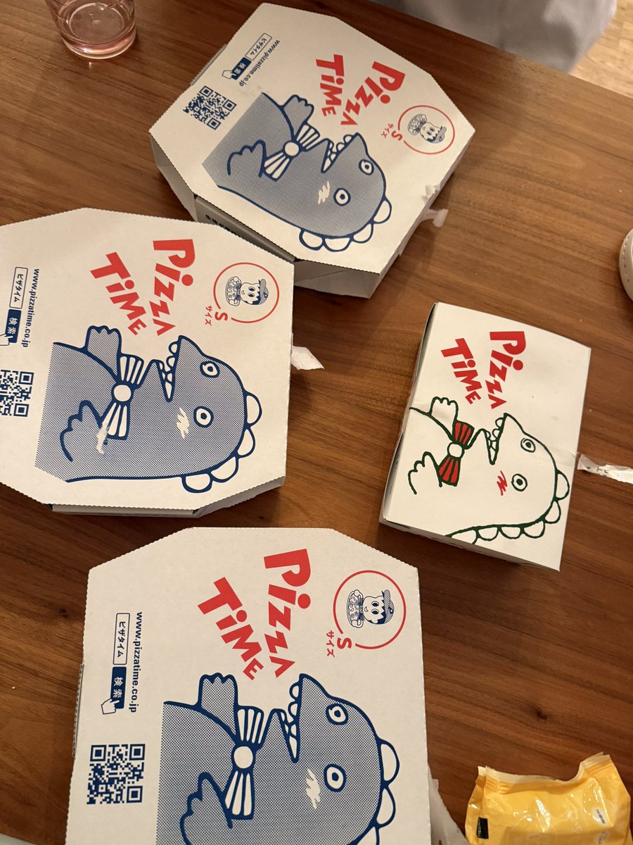 sugar0ex's tweet photo. ほんじつピザ・タイム(浜松餃子、広島焼き、シナモンアップル、恐竜チキンナゲット)で優勝🍕🦕 https://t.co/5G8LHvbShY