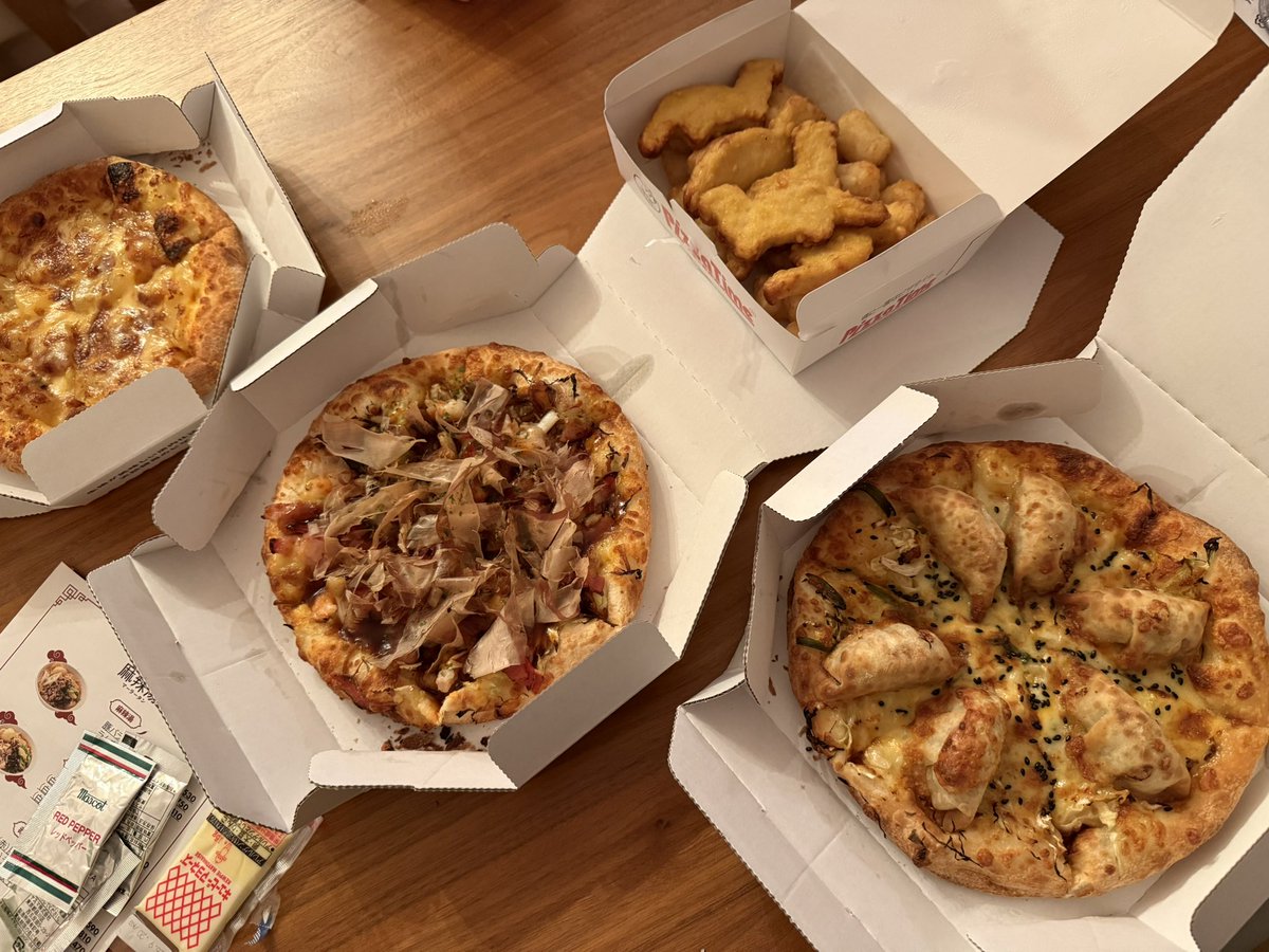 sugar0ex's tweet photo. ほんじつピザ・タイム(浜松餃子、広島焼き、シナモンアップル、恐竜チキンナゲット)で優勝🍕🦕 https://t.co/5G8LHvbShY