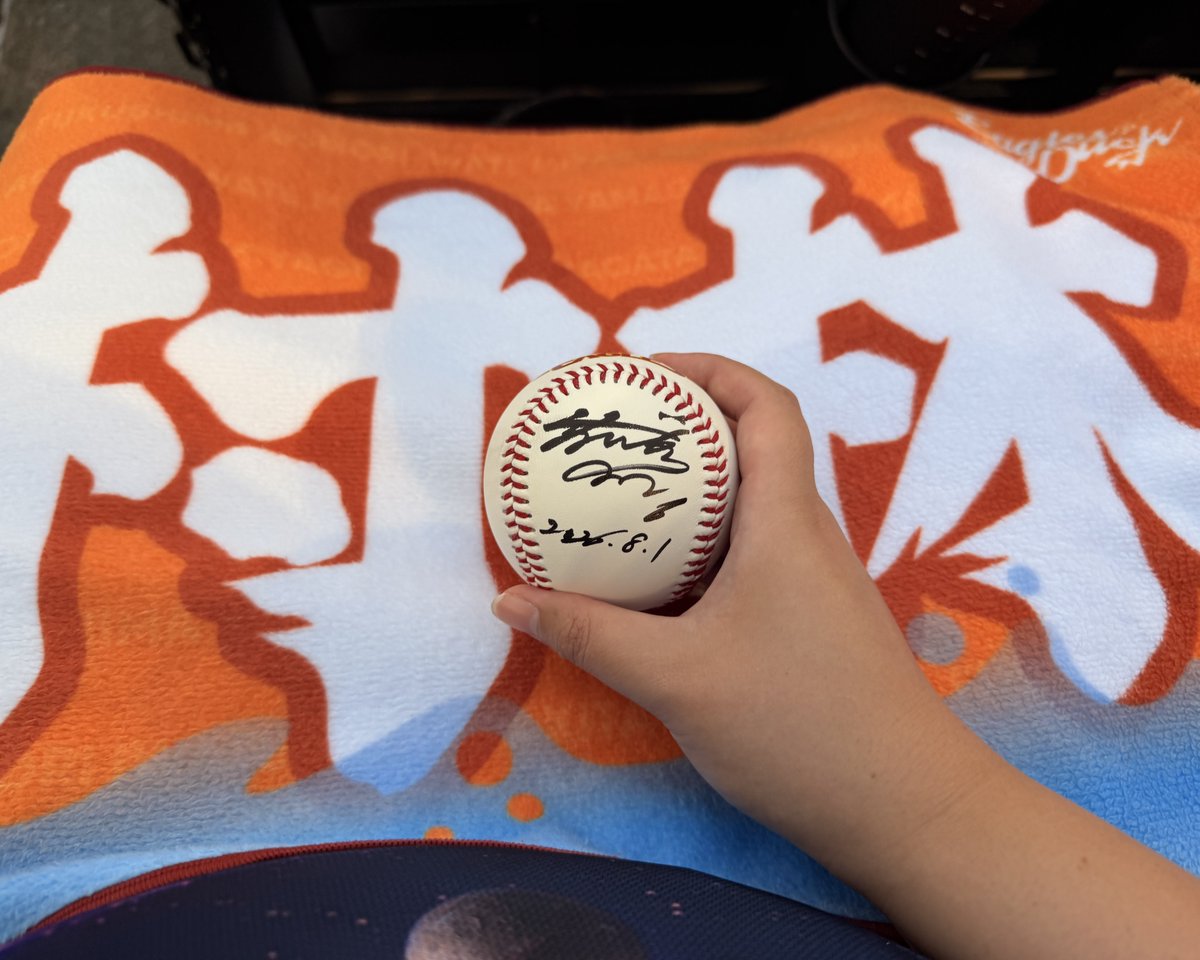 TRGE_ichuki6_6's tweet photo. またまた村林タオル掲げてたらサインボール飛んできた〜😭🤲🏻🧡
ファン目がけてピタリと投げれるのすごい‼️さすがマイヒーロー📣😆
手の震え止まらんかった、、ありがとうございます大切に飾ります🥰🙏🏻
#村林一輝 https://t.co/AwVtYMwyW1