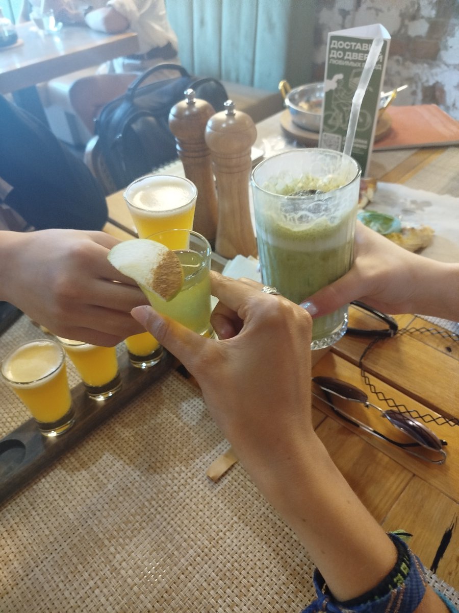 solar_cider's tweet photo. Наконец-то вживую встретила Зинкевич 🐍 снова выпила с Марго 🥂 обняла Белоснежку (которая теперь больше похожа на Русалочку)🍎 сыграла в самые смешные шахматы со Штейном 🪓

Теперь пошла охотиться на Оти... https://t.co/tKxES1mhq7