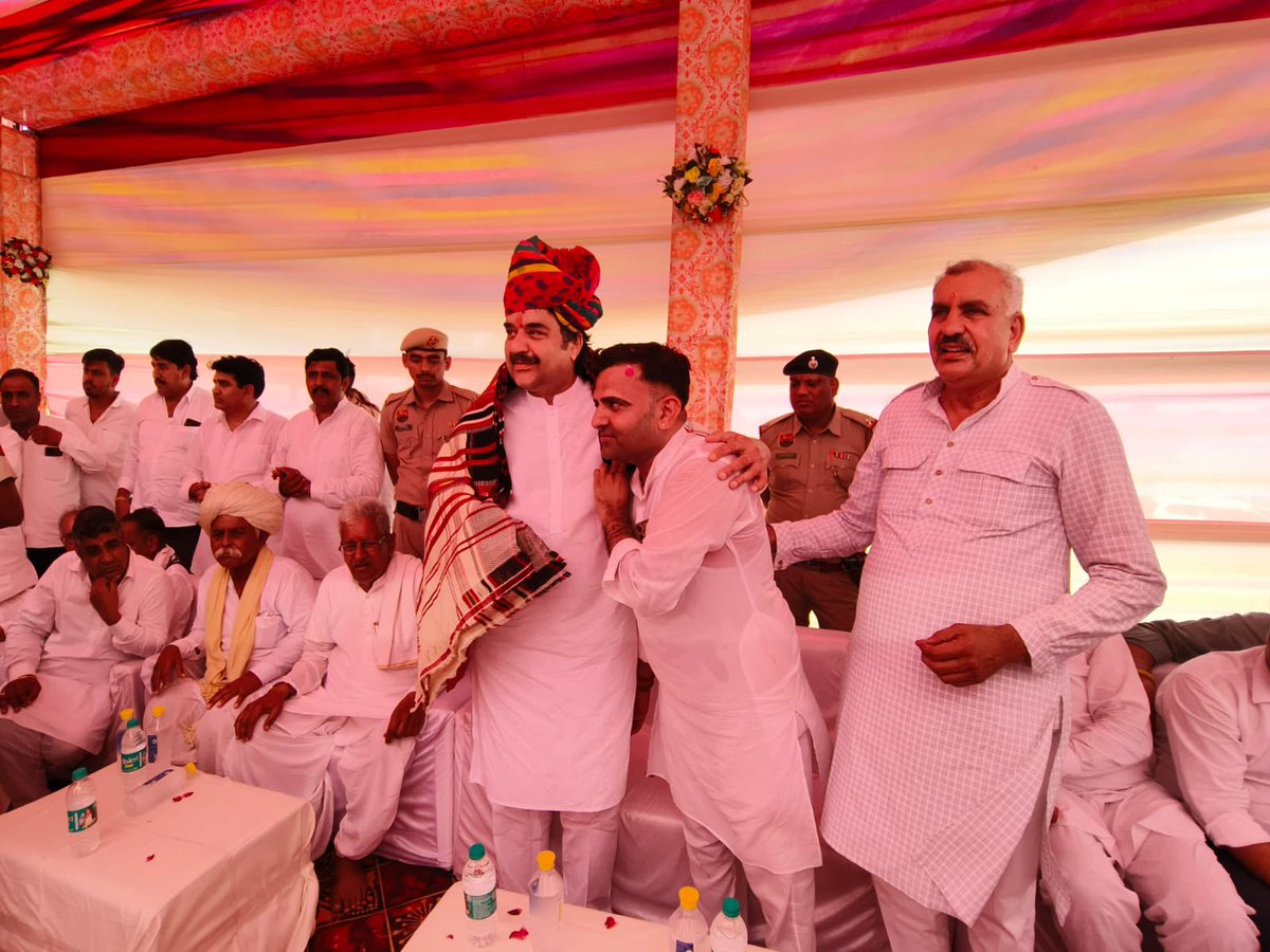 bishnoikuldeep's tweet photo. 1. राजस्थान दौरे के दौरान आज बज्जू मंडी, बीकानेर एवं आसपास के क्षेत्रों में आत्मीय जनसंपर्क और स्नेहिल स्वागत का सौभाग्य प्राप्त हुआ।

बज्जू मंडी में श्री भगीरथ तेतरवाल जी के प्रतिष्ठान पर जलपान किया। इसके उपरांत अनाज मंडी व्यापारी संघ द्वारा आयोजित जलपान कार्यक्रम में सम्मिलित हुआ। श्री सीताराम जी, श्री सुभाष जी एवं श्री सुभाष मांझू जी की ढाणी पर आयोजित आत्मीय जलपान कार्यक्रम में सहभागिता की। वरिष्ठ नेता श्री हुकमा राम बिश्नोई जी के निवास पर भी स्नेहिल आतिथ्य का लाभ मिला।

बीकानेर में श्री रामस्वरूप धायल जी की बीकानेर बाइट्स भुजिया फैक्ट्री के उद्घाटन का सौभाग्य प्राप्त हुआ। तत्पश्चात खजांची मार्केट में श्री मृदुल खजांची जी के प्रतिष्ठान पर व्यापारियों द्वारा आयोजित भव्य स्वागत समारोह में शामिल हुआ। इसके अतिरिक्त विभिन्न स्थानों पर आयोजित जलपान कार्यक्रमों एवं स्वागत समारोहों में उपस्थित होकर सभी का स्नेह और अपनापन प्राप्त किया।

राजस्थान की पुण्यभूमि के सम्मानित नागरिकों द्वारा मिले अपार प्रेम, आत्मीय स्वागत और सम्मान के लिए मैं हृदय से सदैव ऋणी एवं आभारी रहूँगा।
इस अवसर पर विधायक श्री रणधीर पनिहार जी, श्री मनीराम जी, श्री शिवराज जी, श्री सुभाष खारा जी, श्री रामगोपाल जी, श्री अशोक धारणिया जी, श्री जितेन्द्र धारणिया जी, श्री राजाराम भादू (सरपंच) जी, श्री जयसुख सिगड़ जी, श्री रामकुमार भादू जी एवं श्री गणपत सिगड़ जी का सान्निध्य रहा।