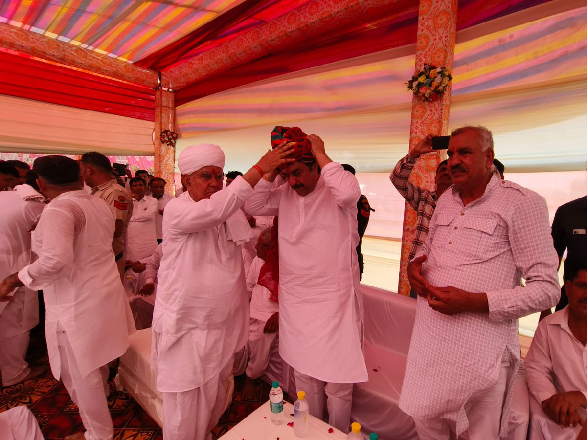 bishnoikuldeep's tweet photo. 1. राजस्थान दौरे के दौरान आज बज्जू मंडी, बीकानेर एवं आसपास के क्षेत्रों में आत्मीय जनसंपर्क और स्नेहिल स्वागत का सौभाग्य प्राप्त हुआ।

बज्जू मंडी में श्री भगीरथ तेतरवाल जी के प्रतिष्ठान पर जलपान किया। इसके उपरांत अनाज मंडी व्यापारी संघ द्वारा आयोजित जलपान कार्यक्रम में सम्मिलित हुआ। श्री सीताराम जी, श्री सुभाष जी एवं श्री सुभाष मांझू जी की ढाणी पर आयोजित आत्मीय जलपान कार्यक्रम में सहभागिता की। वरिष्ठ नेता श्री हुकमा राम बिश्नोई जी के निवास पर भी स्नेहिल आतिथ्य का लाभ मिला।

बीकानेर में श्री रामस्वरूप धायल जी की बीकानेर बाइट्स भुजिया फैक्ट्री के उद्घाटन का सौभाग्य प्राप्त हुआ। तत्पश्चात खजांची मार्केट में श्री मृदुल खजांची जी के प्रतिष्ठान पर व्यापारियों द्वारा आयोजित भव्य स्वागत समारोह में शामिल हुआ। इसके अतिरिक्त विभिन्न स्थानों पर आयोजित जलपान कार्यक्रमों एवं स्वागत समारोहों में उपस्थित होकर सभी का स्नेह और अपनापन प्राप्त किया।

राजस्थान की पुण्यभूमि के सम्मानित नागरिकों द्वारा मिले अपार प्रेम, आत्मीय स्वागत और सम्मान के लिए मैं हृदय से सदैव ऋणी एवं आभारी रहूँगा।
इस अवसर पर विधायक श्री रणधीर पनिहार जी, श्री मनीराम जी, श्री शिवराज जी, श्री सुभाष खारा जी, श्री रामगोपाल जी, श्री अशोक धारणिया जी, श्री जितेन्द्र धारणिया जी, श्री राजाराम भादू (सरपंच) जी, श्री जयसुख सिगड़ जी, श्री रामकुमार भादू जी एवं श्री गणपत सिगड़ जी का सान्निध्य रहा।