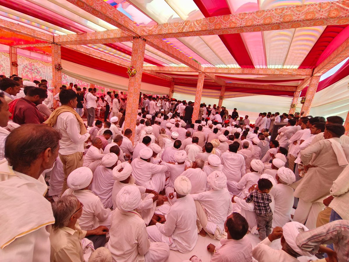 bishnoikuldeep's tweet photo. 1. राजस्थान दौरे के दौरान आज बज्जू मंडी, बीकानेर एवं आसपास के क्षेत्रों में आत्मीय जनसंपर्क और स्नेहिल स्वागत का सौभाग्य प्राप्त हुआ।

बज्जू मंडी में श्री भगीरथ तेतरवाल जी के प्रतिष्ठान पर जलपान किया। इसके उपरांत अनाज मंडी व्यापारी संघ द्वारा आयोजित जलपान कार्यक्रम में सम्मिलित हुआ। श्री सीताराम जी, श्री सुभाष जी एवं श्री सुभाष मांझू जी की ढाणी पर आयोजित आत्मीय जलपान कार्यक्रम में सहभागिता की। वरिष्ठ नेता श्री हुकमा राम बिश्नोई जी के निवास पर भी स्नेहिल आतिथ्य का लाभ मिला।

बीकानेर में श्री रामस्वरूप धायल जी की बीकानेर बाइट्स भुजिया फैक्ट्री के उद्घाटन का सौभाग्य प्राप्त हुआ। तत्पश्चात खजांची मार्केट में श्री मृदुल खजांची जी के प्रतिष्ठान पर व्यापारियों द्वारा आयोजित भव्य स्वागत समारोह में शामिल हुआ। इसके अतिरिक्त विभिन्न स्थानों पर आयोजित जलपान कार्यक्रमों एवं स्वागत समारोहों में उपस्थित होकर सभी का स्नेह और अपनापन प्राप्त किया।

राजस्थान की पुण्यभूमि के सम्मानित नागरिकों द्वारा मिले अपार प्रेम, आत्मीय स्वागत और सम्मान के लिए मैं हृदय से सदैव ऋणी एवं आभारी रहूँगा।
इस अवसर पर विधायक श्री रणधीर पनिहार जी, श्री मनीराम जी, श्री शिवराज जी, श्री सुभाष खारा जी, श्री रामगोपाल जी, श्री अशोक धारणिया जी, श्री जितेन्द्र धारणिया जी, श्री राजाराम भादू (सरपंच) जी, श्री जयसुख सिगड़ जी, श्री रामकुमार भादू जी एवं श्री गणपत सिगड़ जी का सान्निध्य रहा।