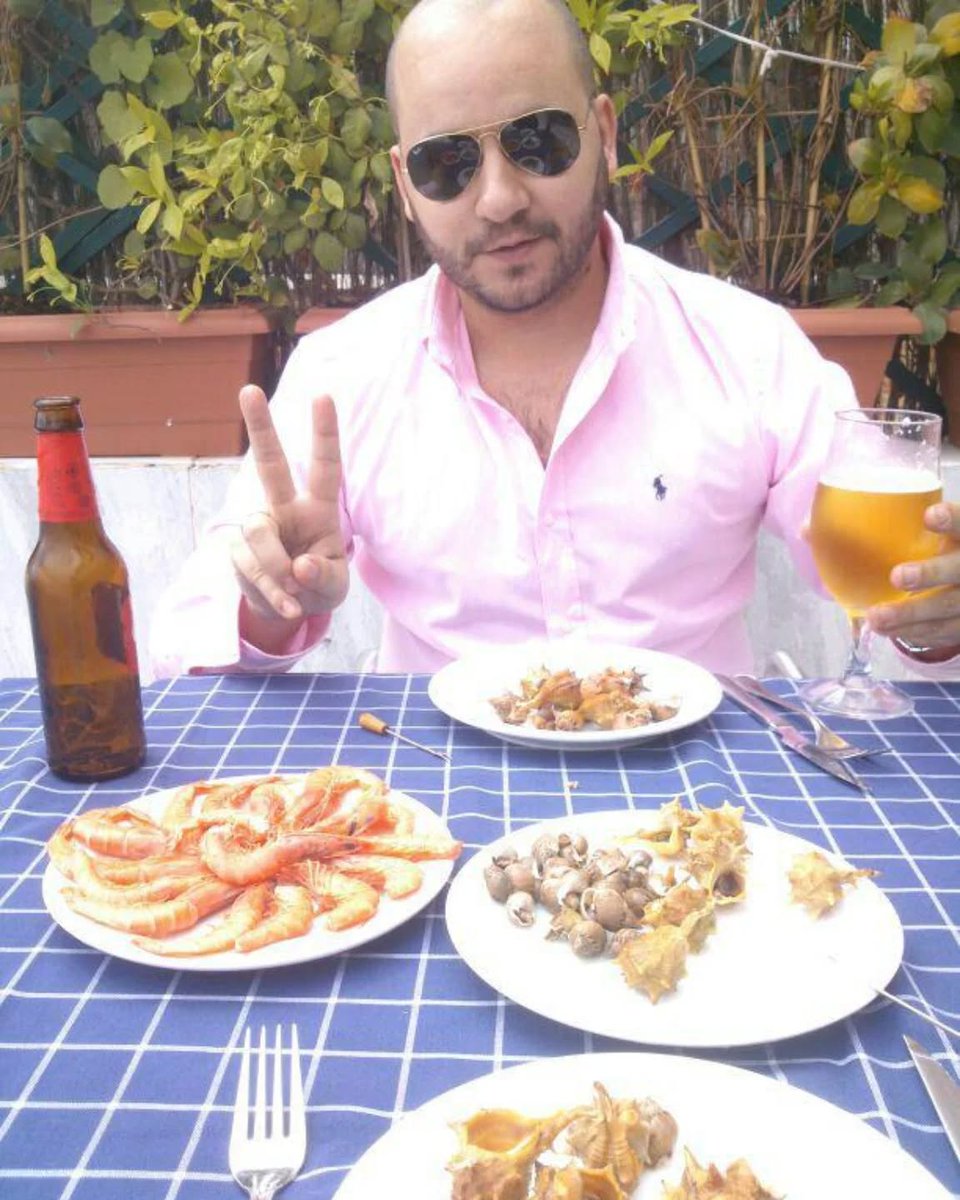 pons_sabate's tweet photo. Hoy se cumplen 13 años del día en que me fui a vivir a solo 12 metros del mar.

Mi empresa de servicios gráficos y publicitarios brillaba en su mejor momento, con un futuro de crecimiento y beneficios que parecía imparable.

Tenía salud, dinero y el amor de una pareja.

Un año después, cuando tenía 30 años, la maldita ELA eligió mi cuerpo… y de un solo golpe perdí la salud, el amor y el dinero.

Pero no me hundí. Rehíce mi vida.

Valora y da gracias cada día por las cosas buenas que la vida te regala.

Y por muy crueles y devastadoras que sean las adversidades, nunca te hundas ni pierdas la esperanza.
