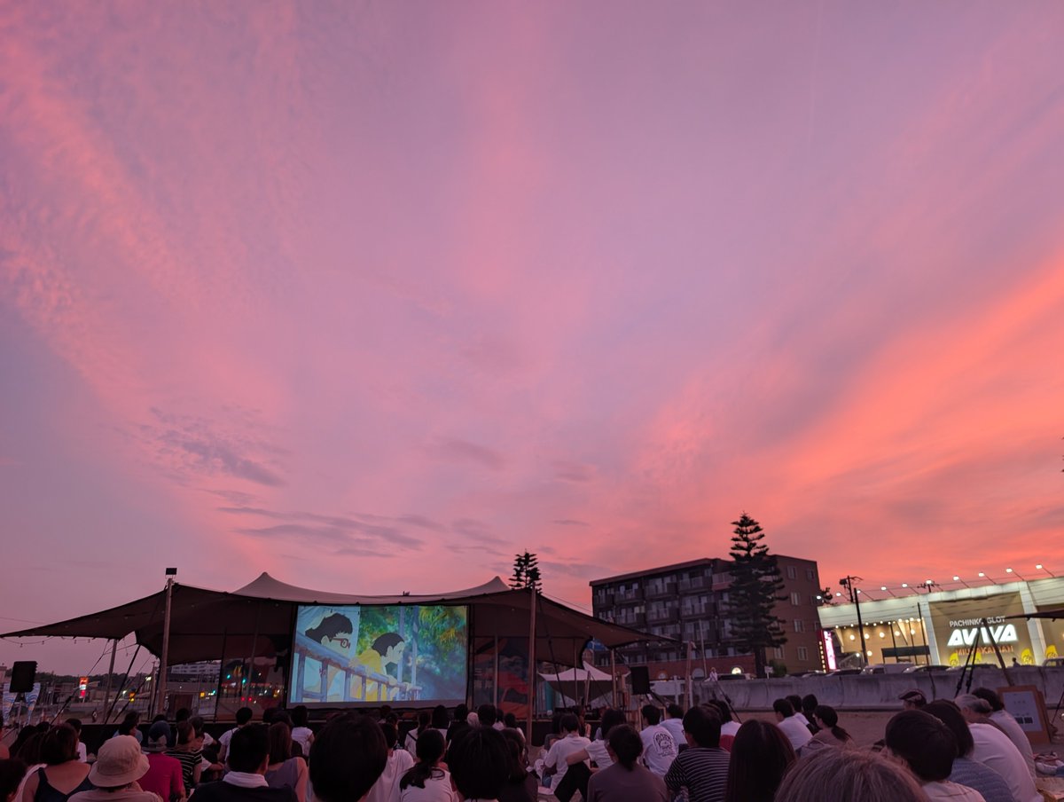 in_detail's tweet photo. 三浦海岸で映画『花緑青が明ける日に』を見た。
スクリーンの後ろで花火をしている人達がいて面白かった。
2回目って事もあり蓮沼執太さんの音楽と三崎弁に耳を傾けた。

大切な夏の思い出。 https://t.co/CQ1x6NwJP3