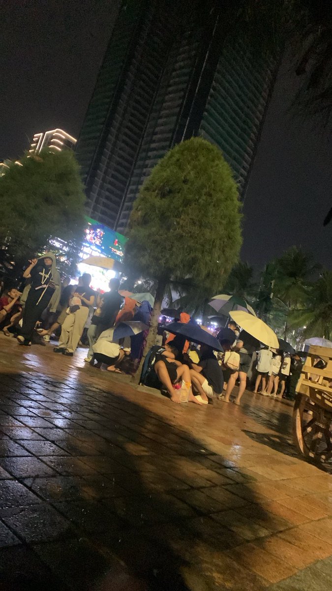 minnieddcn's tweet photo. kh có dù mấy cưng ơi https://t.co/rarTfK2D11