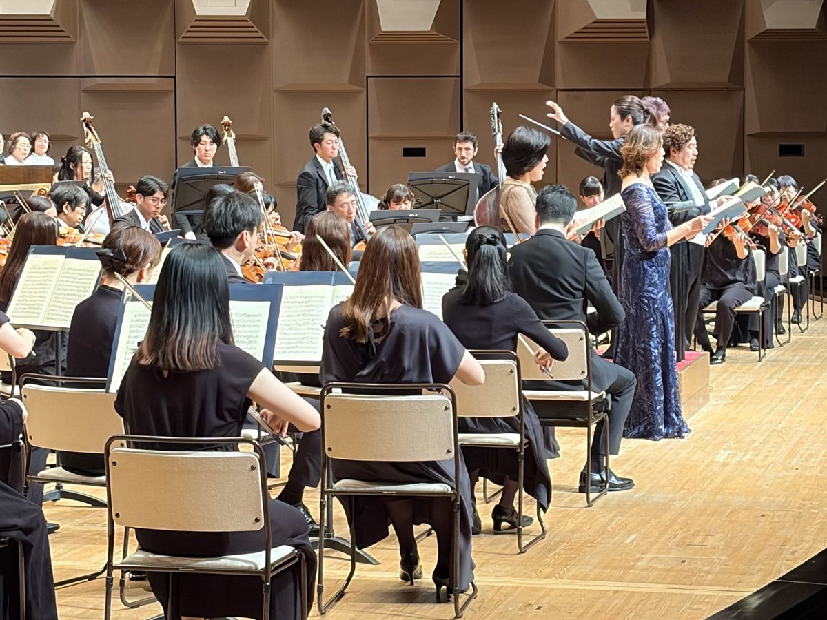 Osaka_phil's tweet photo. 今日は新音フロイデ合唱団との演奏会🎵三ツ橋敬子さんの指揮で、モーツァルトの数少ない短調作品を取り上げました✨前半は映画「アマデウス」で有名な交響曲第25番🎻そして後半はS.老田裕子さん、S.木澤佐江子さん、T.水口健次さん、Br.三原剛さんとともに未完の大作「ハ短調ミサ」をお届けしました😆 https://t.co/5VR59wr25W