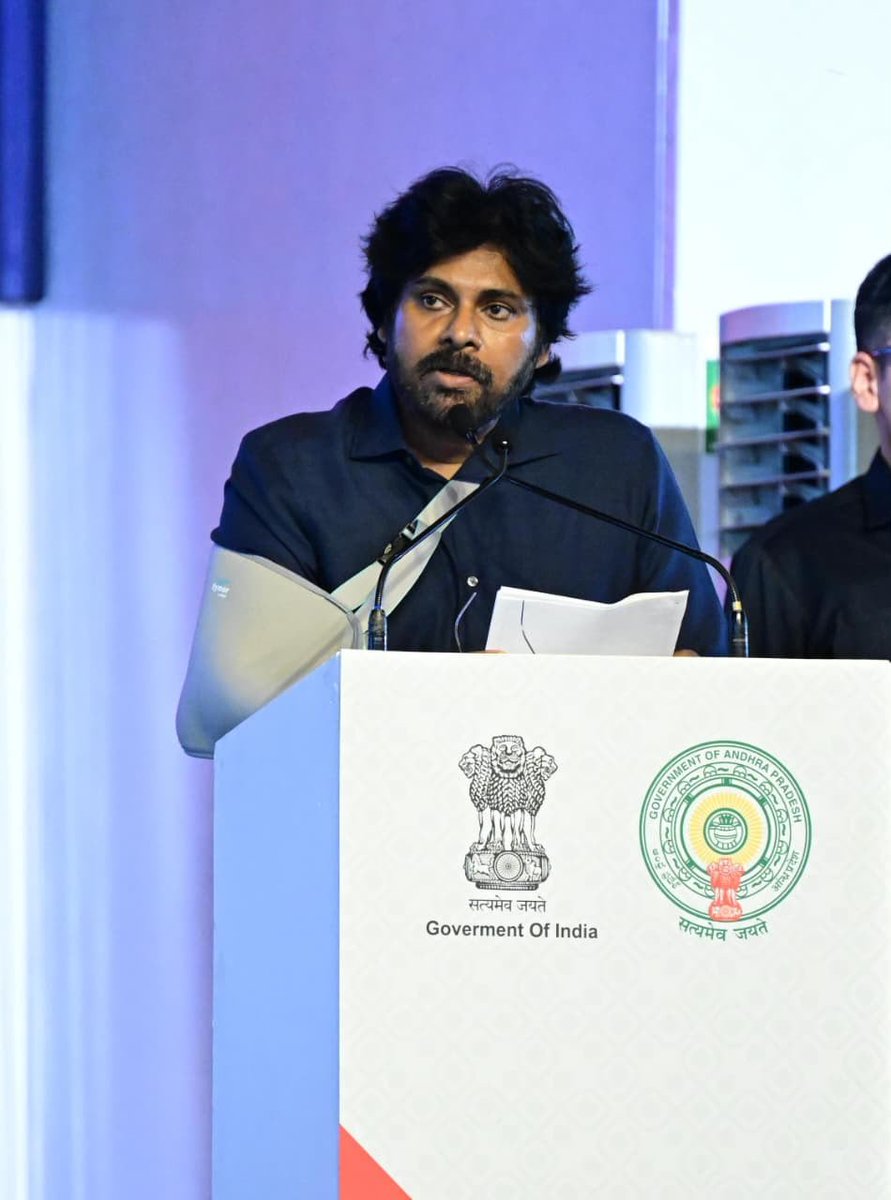 JanaSenaParty's tweet photo. ఎర్ర బస్సు రాని చోటకు ఎయిర్ బస్సా అన్నవారికి భోగాపురం అంతర్జాతీయ విమానాశ్రయం సాకారమే సమాధానం

* కూటమిలో మూడు పార్టీలు ఉండడంతోనే ��ంధ్ర ప్రదేశ్ రాష్ట్ర అభివృద్ధి వేగవంతం  

* ఈ అభివృద్ధి కోసమే 2024 ఎన్నికల్లో తపనపడ్డాను 

* దేశం కోసం సెలవు తీసుకోకుండా కష్టపడుతున్న గౌరవ ప్రధాన మంత్రి శ్రీ @narendramodi గారి గురించి ఇష్టానుసారం మాట్లాడడం బాధించింది 

* మూడవసారి ప్రధానిగా శ్రీ మోదీ గారు దేశాన్ని అన్ని రంగాల్లోనూ ముందుకు తీసుకు వెళ్తున్నారు  

* శ్రీ మోదీ గారికి వెనుక బలంగా నిలబడదాం 

* భోగాపురంలోని శ్రీ అల్లూరి సీతారామరాజు అంతర్జాతీయ విమానాశ్రయం ప్రారంభోత్సవంలో ప్రసంగించిన ఉప ముఖ్యమంత్రివర్యులు శ్రీ @PawanKalyan గారు.

#BhogapuramAirport
#ModiHonoursAlluri
#AlluriSitaramaRajuAirport