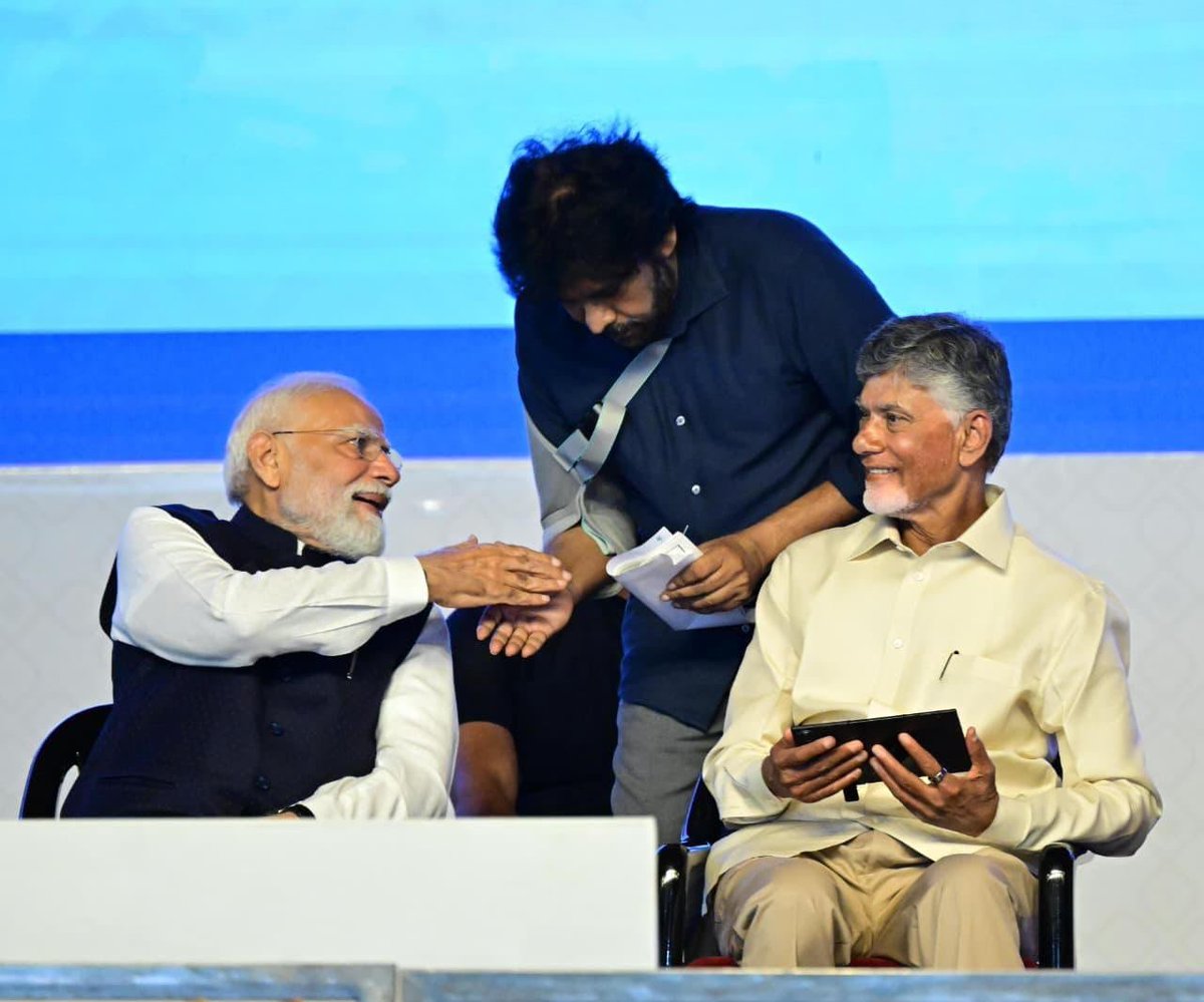 JanaSenaParty's tweet photo. ఎర్ర బస్సు రాని చోటకు ఎయిర్ బస్సా అన్నవారికి భోగాపురం అంతర్జాతీయ విమానాశ్రయం సాకారమే సమాధానం

* కూటమిలో మూడు పార్టీలు ఉండడంతోనే ��ంధ్ర ప్రదేశ్ రాష్ట్ర అభివృద్ధి వేగవంతం  

* ఈ అభివృద్ధి కోసమే 2024 ఎన్నికల్లో తపనపడ్డాను 

* దేశం కోసం సెలవు తీసుకోకుండా కష్టపడుతున్న గౌరవ ప్రధాన మంత్రి శ్రీ @narendramodi గారి గురించి ఇష్టానుసారం మాట్లాడడం బాధించింది 

* మూడవసారి ప్రధానిగా శ్రీ మోదీ గారు దేశాన్ని అన్ని రంగాల్లోనూ ముందుకు తీసుకు వెళ్తున్నారు  

* శ్రీ మోదీ గారికి వెనుక బలంగా నిలబడదాం 

* భోగాపురంలోని శ్రీ అల్లూరి సీతారామరాజు అంతర్జాతీయ విమానాశ్రయం ప్రారంభోత్సవంలో ప్రసంగించిన ఉప ముఖ్యమంత్రివర్యులు శ్రీ @PawanKalyan గారు.

#BhogapuramAirport
#ModiHonoursAlluri
#AlluriSitaramaRajuAirport
