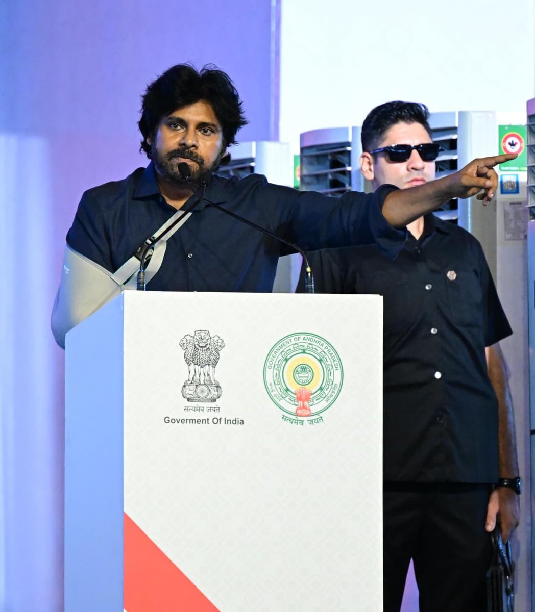 JanaSenaParty's tweet photo. ఎర్ర బస్సు రాని చోటకు ఎయిర్ బస్సా అన్నవారికి భోగాపురం అంతర్జాతీయ విమానాశ్రయం సాకారమే సమాధానం

* కూటమిలో మూడు పార్టీలు ఉండడంతోనే ��ంధ్ర ప్రదేశ్ రాష్ట్ర అభివృద్ధి వేగవంతం  

* ఈ అభివృద్ధి కోసమే 2024 ఎన్నికల్లో తపనపడ్డాను 

* దేశం కోసం సెలవు తీసుకోకుండా కష్టపడుతున్న గౌరవ ప్రధాన మంత్రి శ్రీ @narendramodi గారి గురించి ఇష్టానుసారం మాట్లాడడం బాధించింది 

* మూడవసారి ప్రధానిగా శ్రీ మోదీ గారు దేశాన్ని అన్ని రంగాల్లోనూ ముందుకు తీసుకు వెళ్తున్నారు  

* శ్రీ మోదీ గారికి వెనుక బలంగా నిలబడదాం 

* భోగాపురంలోని శ్రీ అల్లూరి సీతారామరాజు అంతర్జాతీయ విమానాశ్రయం ప్రారంభోత్సవంలో ప్రసంగించిన ఉప ముఖ్యమంత్రివర్యులు శ్రీ @PawanKalyan గారు.

#BhogapuramAirport
#ModiHonoursAlluri
#AlluriSitaramaRajuAirport