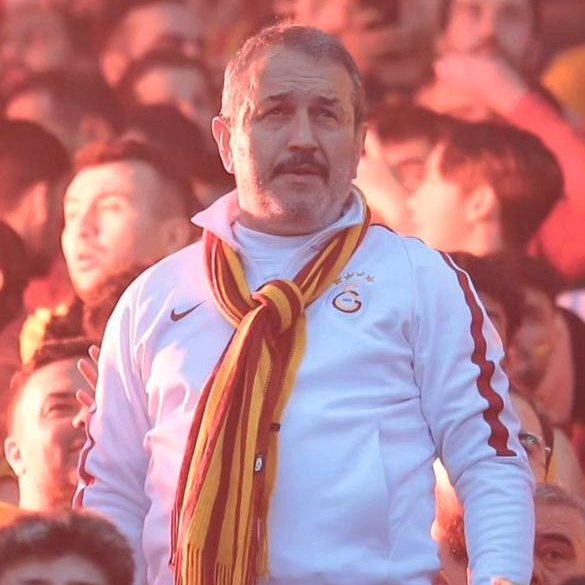 forzacimbom's tweet photo. 🚨ultrAslan tribün lideri Sebahattin Şirin'den açıklama.

"BU ŞANLI TARAFTARI ÜZMEYİN, ÜZÜLÜRSÜNÜZ!

Dört sezonluk dönemde ilk sezon hariç her transfer döneminde milyonlarca Galatasaray taraftarını bilinmezlikler silsilesiyle bu kadar yıpratmanın, bu kadar yormanın, bu kadar üzmenin anlamı yok.

Dört sene üst üste şampiyon oluyoruz ama kendi elimizle camiamızın üstündeki bütün pozitif havayı yok ediyoruz.

Geçmişte yapılmış transferlerin tarihlerini referans olarak vermek eleştirilere bir yanıt değil, deyim yerindeyse bir bilinmezi beklediğimiz için zaman kazanmaya çalışmaktır.

İlk resmi maçımıza 13, Şampiyonlar Ligindeki ilk maçımıza ise yaklaşık 38 gün kaldı.

Kadromuzu güçlendirmek yerine 4 senelik emeği heba etmek için anlamsız bir çaba gösterildiğini üzülerek görüyoruz."
