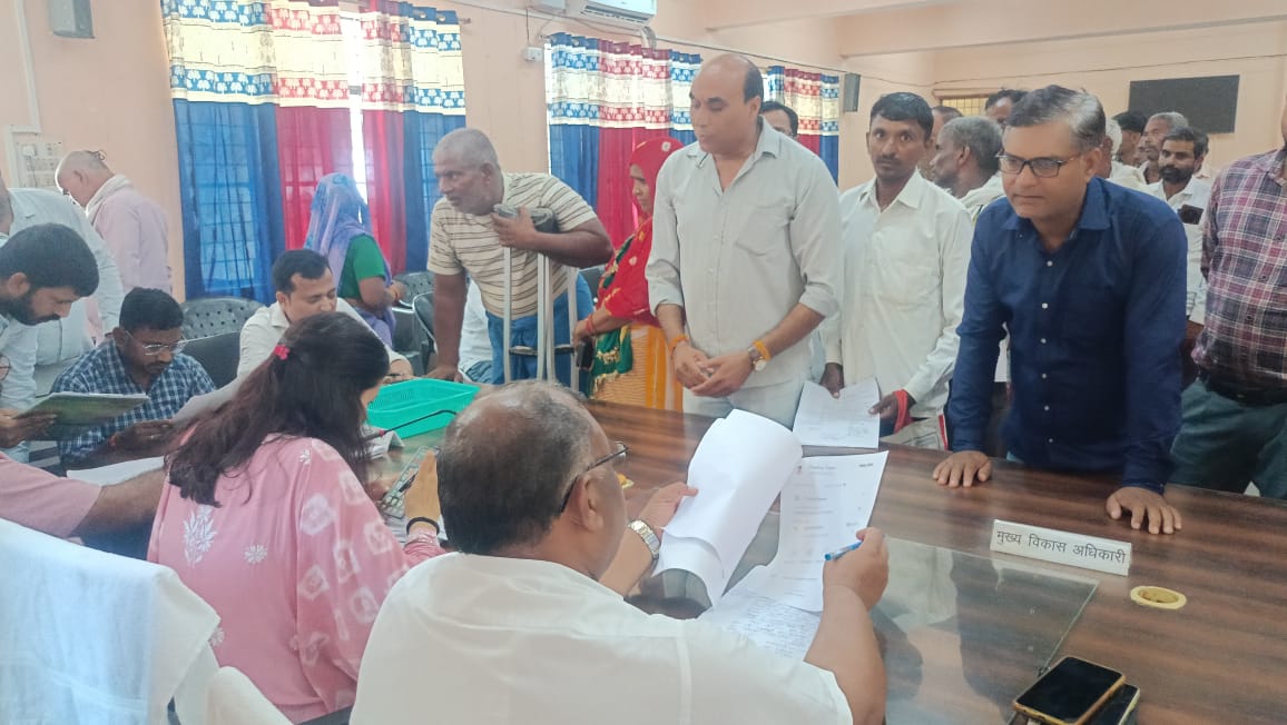CDOKNJ's tweet photo. आज दिनांक 01.08.2026 को तहसील तिर्वा में आयोजित सम्पूर्ण समाधान दिवस में जनसुनवाई में प्राप्त शिकायते सुनी गयी एवं समाधान हेतु सम्बन्धित को दिशा-निर्देश दिये गये।
@UpRuralDev 
@dm_kannauj 
@KannaujDio https://t.co/lnPz3JXtRF